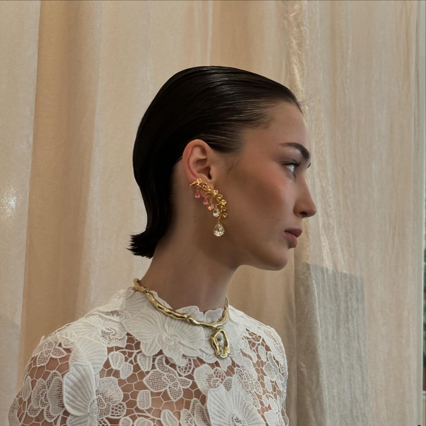 @aesoaresss &amp; @thelizwright for @oscardelarenta 

hair key @hairbyrubencolon 
model @as.the.deer