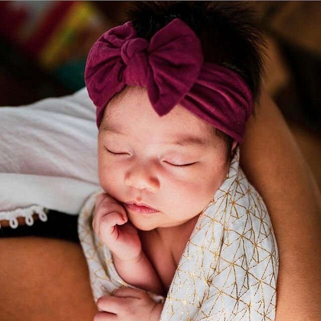 Something tells me this girl has a future at the Met Gala...THAT BOW! 🎀🌟⁣
⁣
I have very strong feelings about a few items I DON&rsquo;T think parents should invest in for newborns. One of them is scratchy and matchy headbands. You know the ones, th