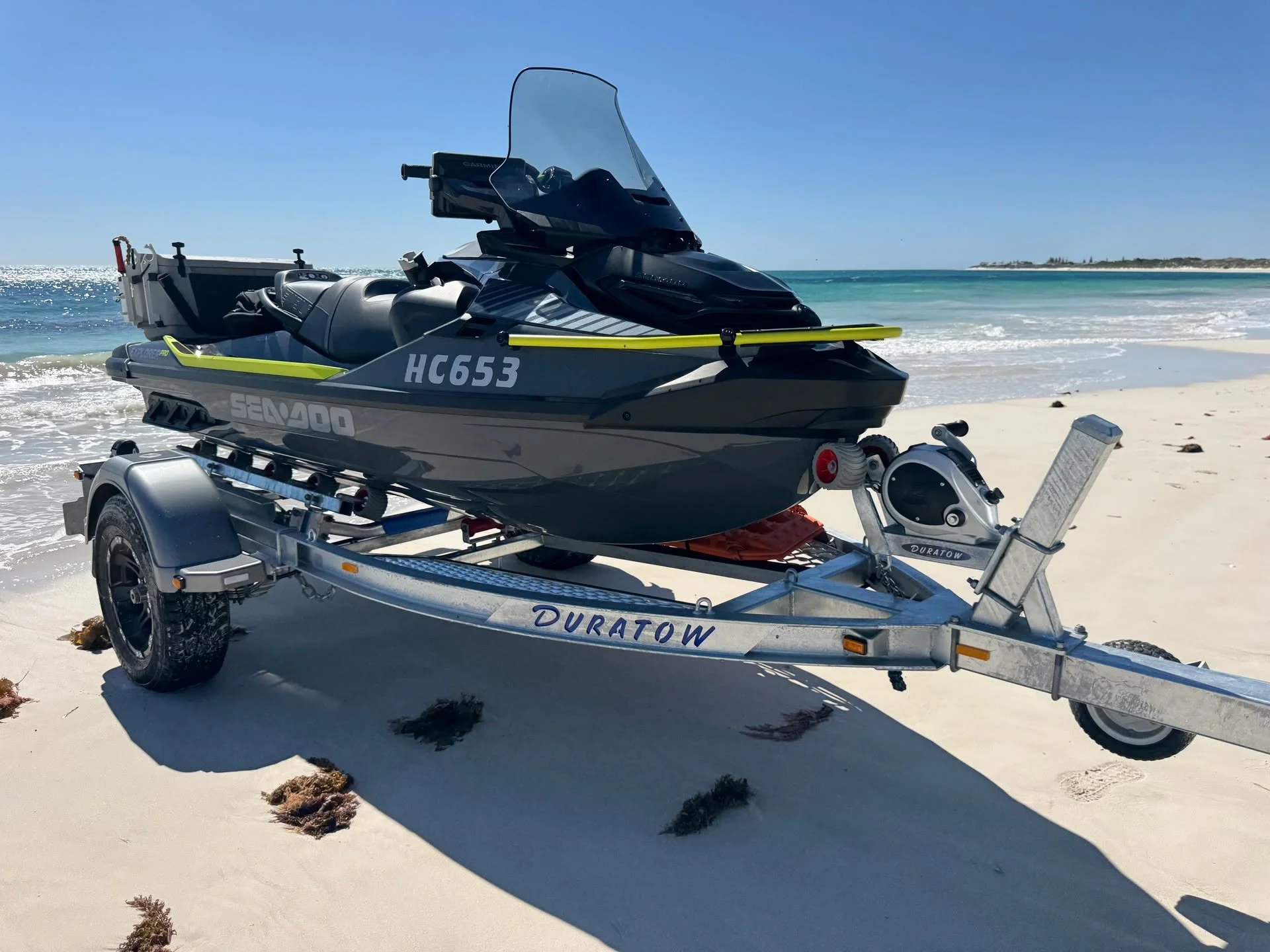 Ready to conquer the coast, the Duratow JS Custom Trailer &ndash; built tough for beach launches and beyond!
-Beach Launch Pivot: Effortless entry into the waves, no sweat.
-Mech Hydraulic Brakes: Smooth stops, maximum safety on every tow.
- Drop-Dow