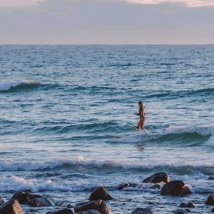 Forever dancing the waves (no matter what the conditions) 🏄🏽&zwj;♀️ Happy Friday everyone! We hope you get to spend some well needed time in the salt + sunshine ✨