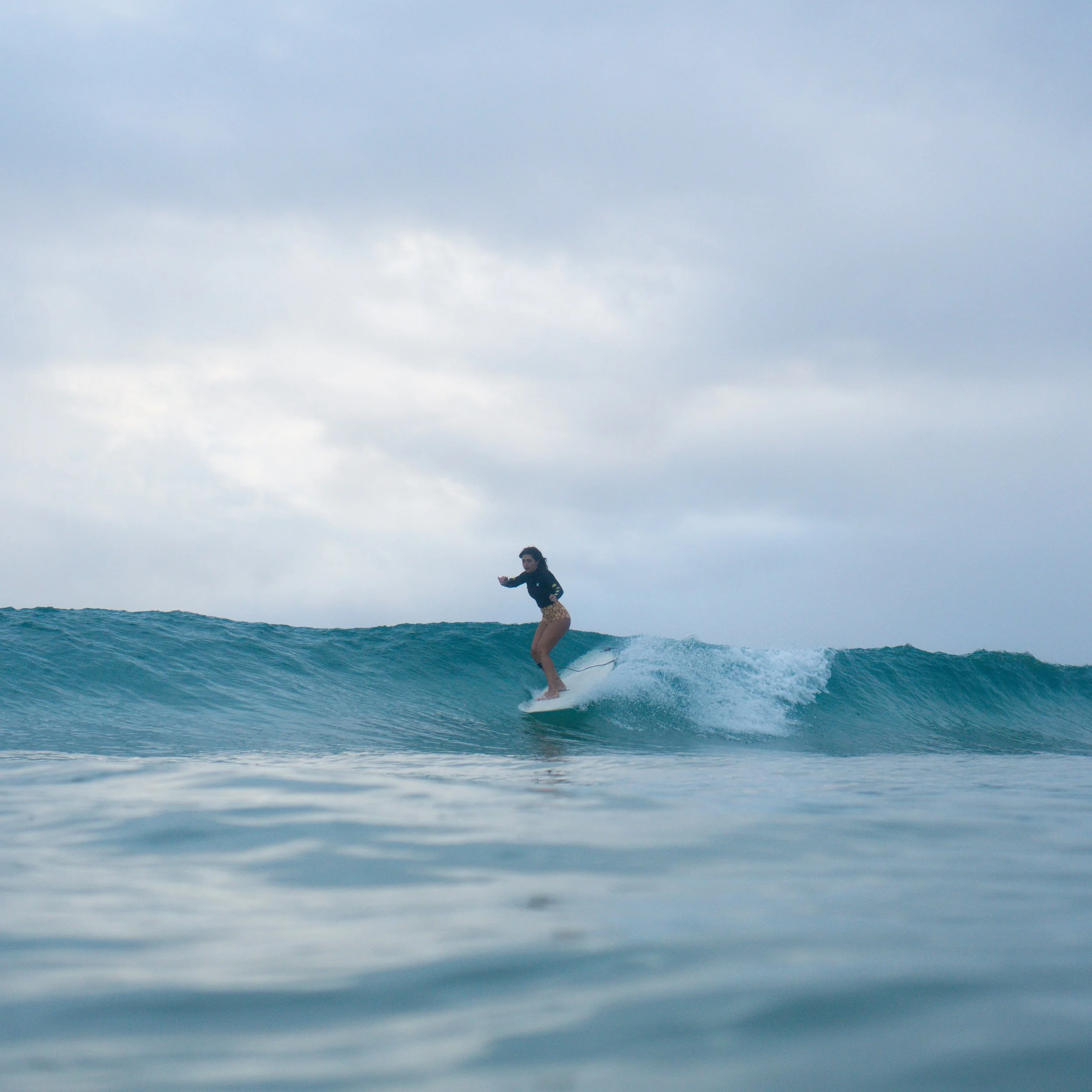 These photos from our last group surf make us sooo happy ✨🥹 We love seeing women come together, step out side their comfort zones, cheer each other on &amp; be there to support each other in the surf. Every group surf is a time where women can take 
