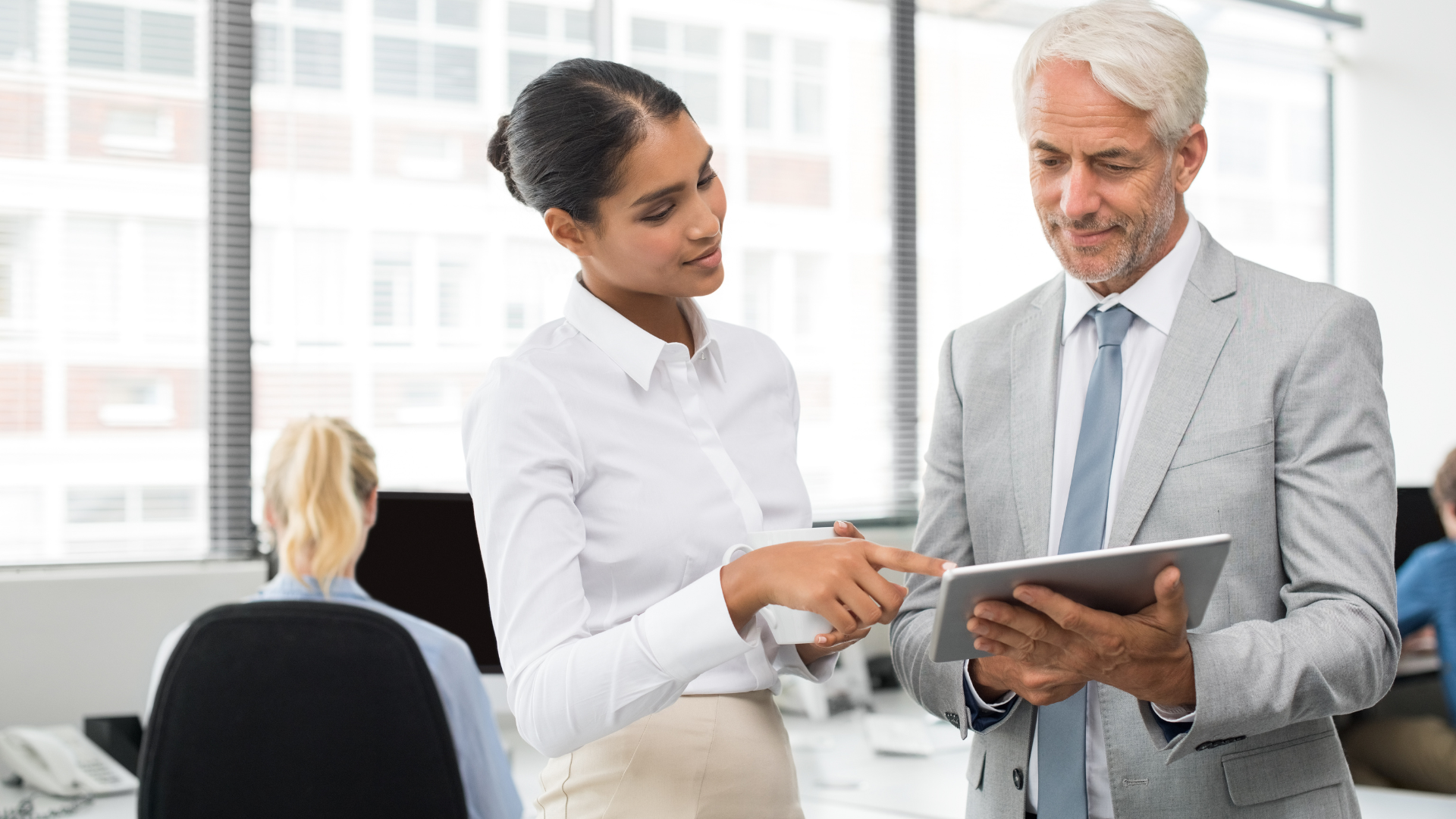 Executive Assistant vs Administrative Assistant: What's the Difference ...