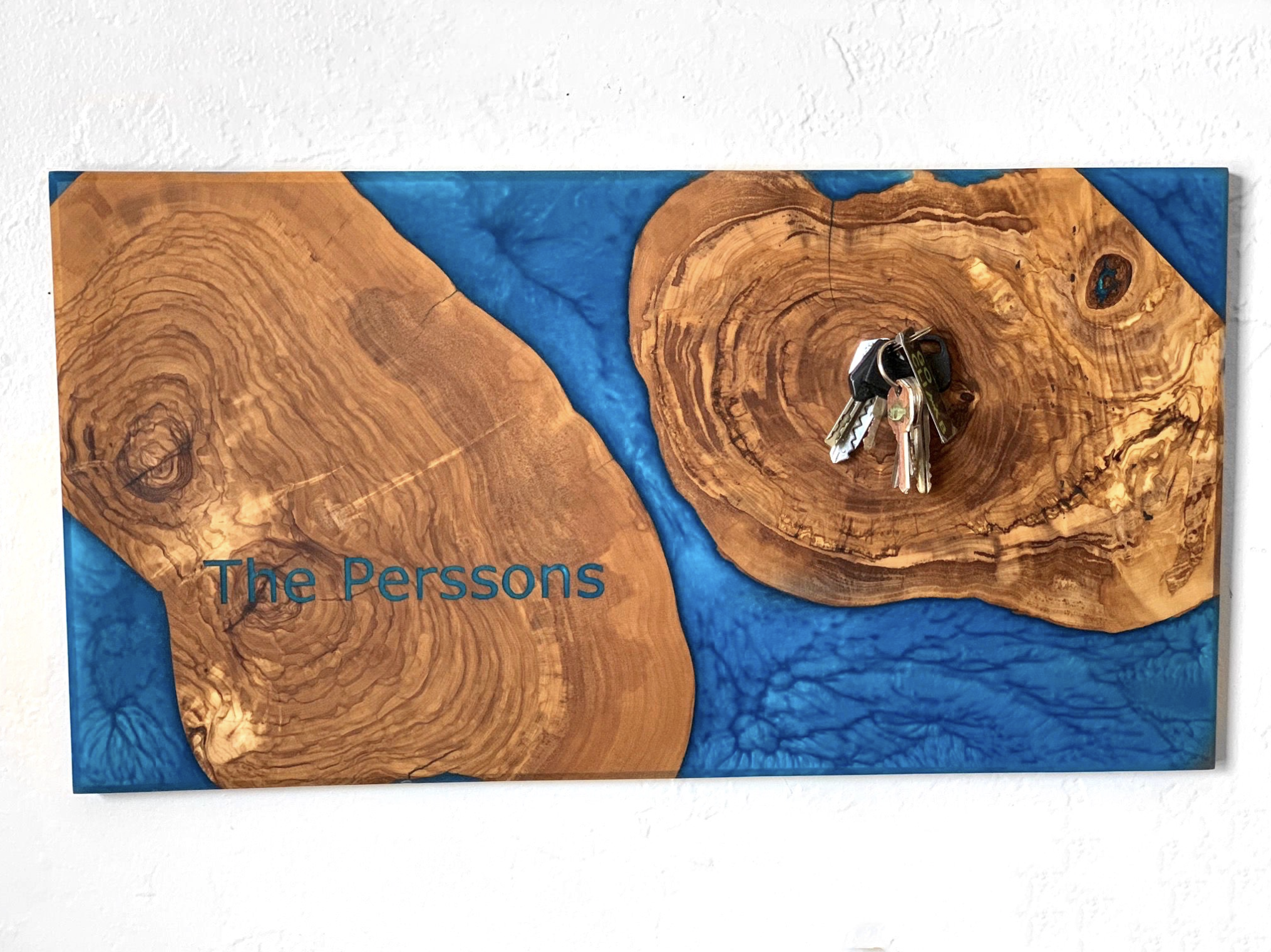 magnetic key holder - olive wood, epoxy