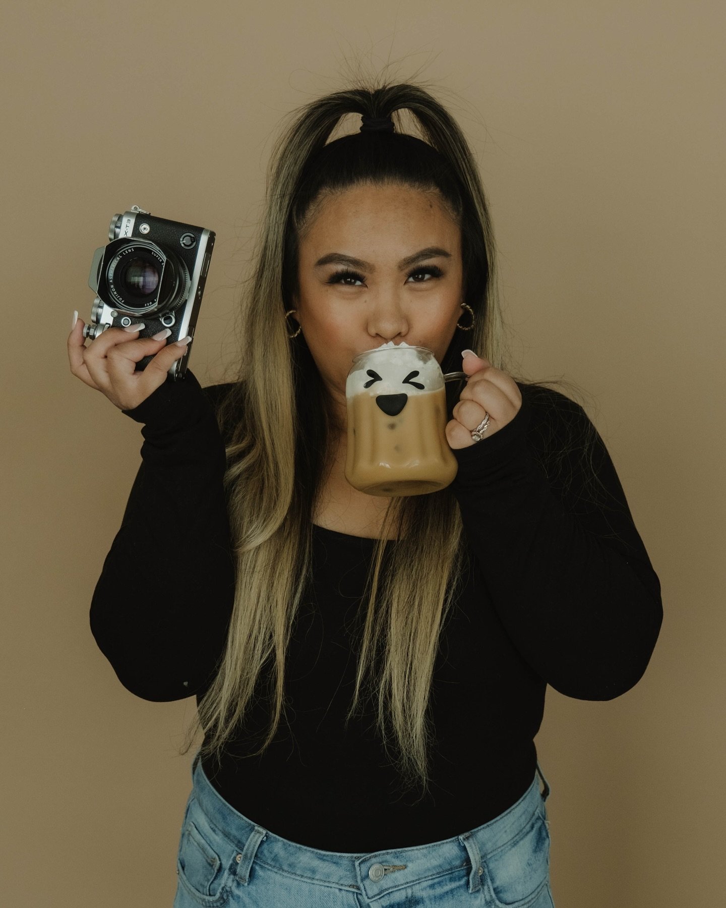 ✨ Allow me to reintroduce myself! ✨

Hey, Elk Grove/Sacramento &ndash; I&rsquo;m Joan, your newest local photographer! 📸 To all my new neighbors, welcome to my creative world where I capture families, people in love, mamas-to-be, and intimate weddin