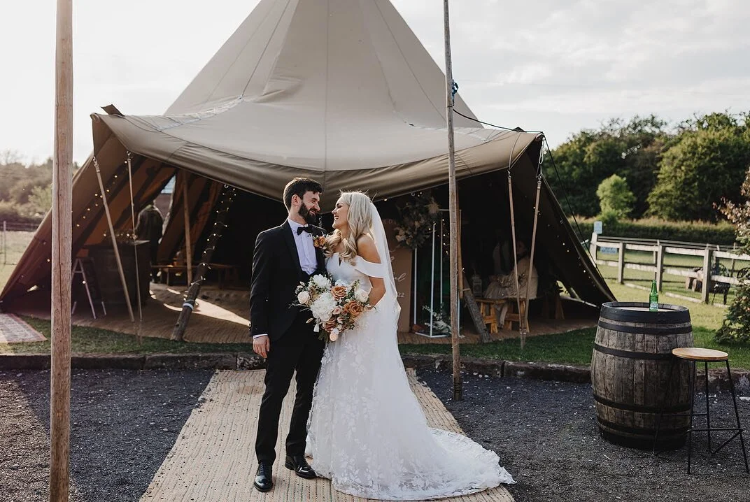 I just can’t get enough of these gorgeous photos!!! 💫✨
Rachel was the first bride to ever book me when I started offering styling early last year, and she was an absolute DREAM to work with 🤍 
We worked together to created a beautiful moder
