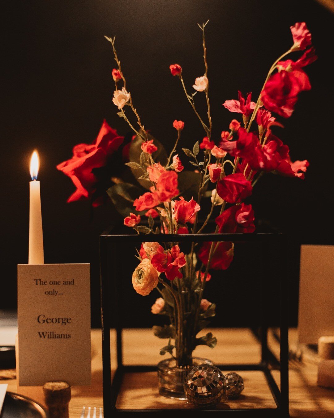 Had to post these gorgeous flowers from Art House Cafe 🌺✨

@sarahbrookesphotography
@thecheshirewildbunch
@bouquetandbells
@_redrosecakes
@ceremoniesbyjuliegoodall
@cassiembridal
@soulrevolvermusic
@alongcameevebridal
@elizabethjoshfilms