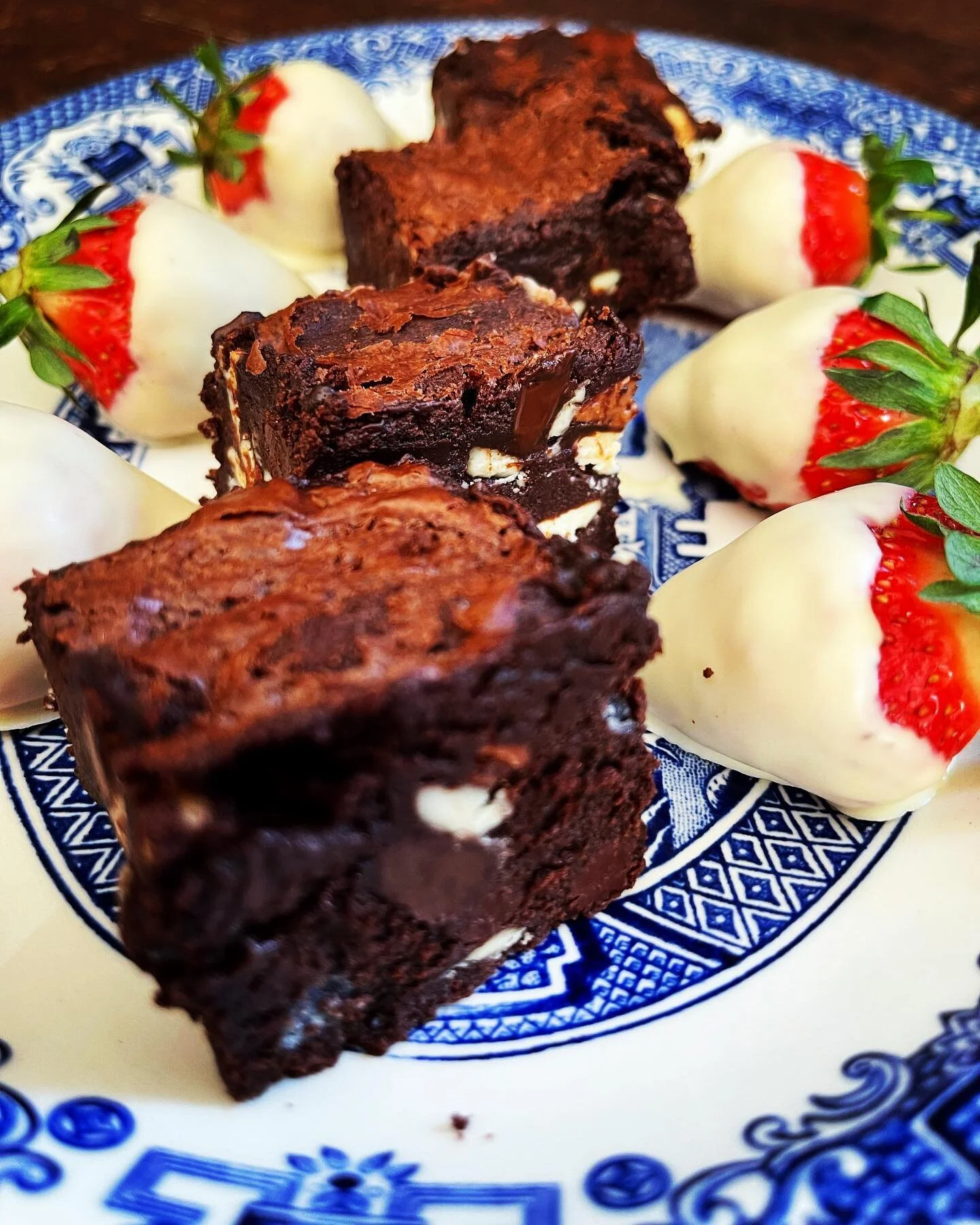 Delightful @manormadecornwall o so gooey Chocolate Brownie with White Chocolate Strawberries for our newlyweds checking in shortly! 
It has been a crazy Summer as always but so thankful to be here with the loveliest guests celebrating getting married