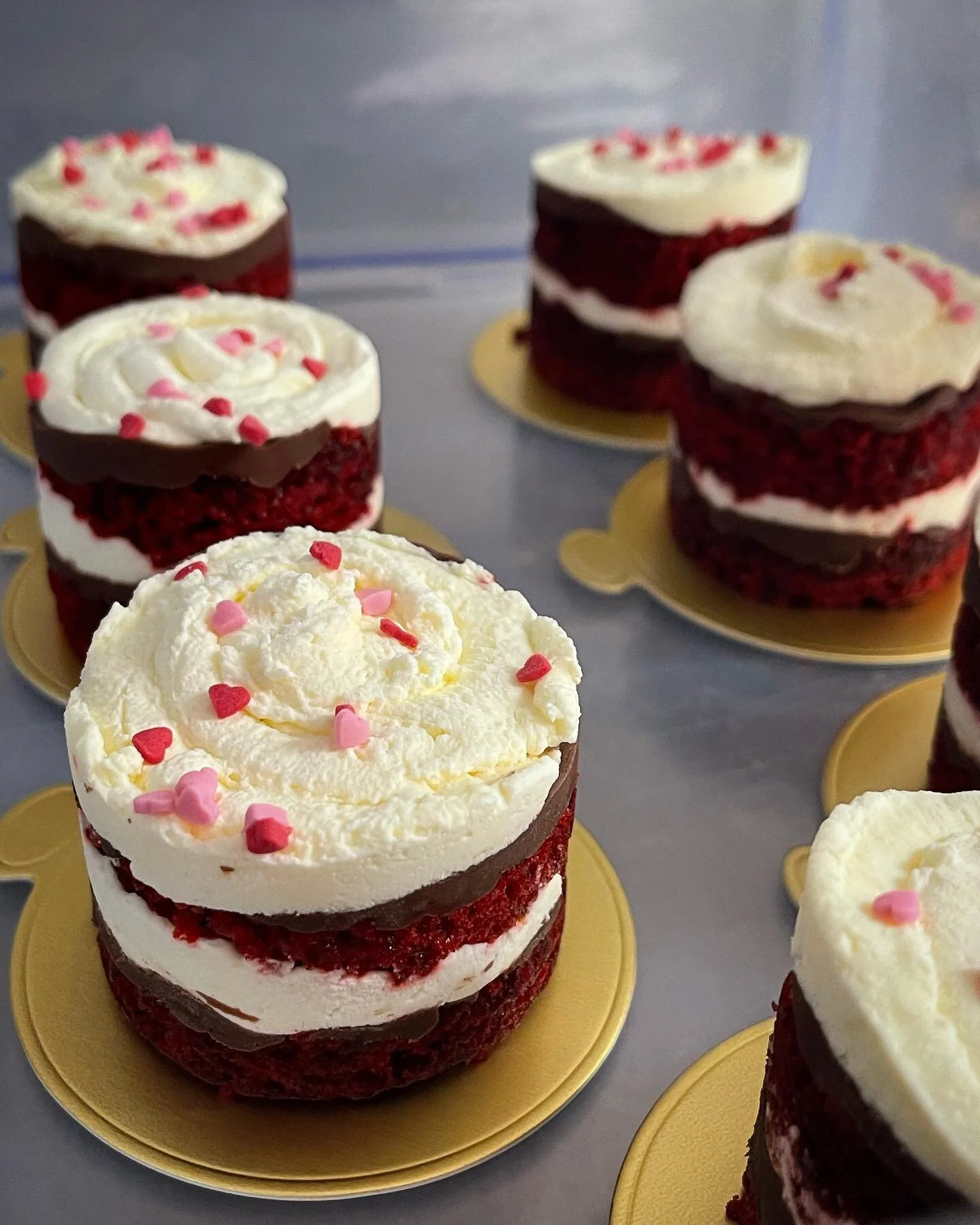 Merriment Afternoon Tea and the red velvet mini cakes on Tour today! 

We are celebrating 2 special events on the beach today - an upcoming wedding and a very special birthday ❤️❤️🍾🍾 so excited &hellip;.
.
.
.
.
#afternoontea #hotelafternoontea #co