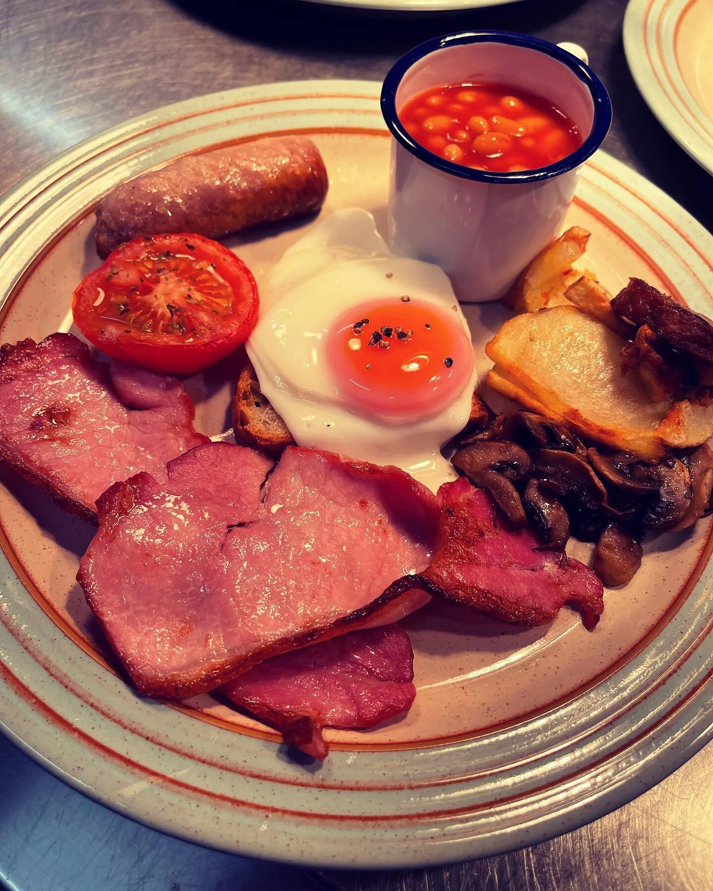 Saturday Morning Fabulousness being served right here 😍😍&hellip;. Our guests love the breakfasts we serve here at Boscundle Manor 👍🏻👍🏻❤️❤️
.
.
.
.
#hotelbreakfast #countryhousehotel #fullcornishbreakfast #steweeggs #baconheaven #bakedbeans #bos