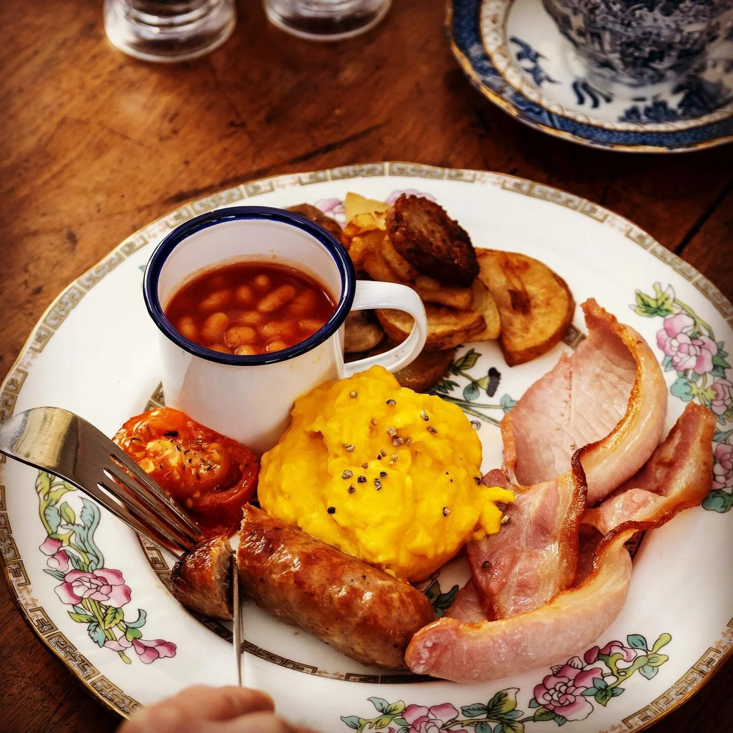 Starting the Bank Holiday weekend with a bang! The Full Cornish for most of our guests with sourdough from @coombesheadfarm and eggs from @steweeggs &hellip;. No other way to celebrate Summer! 
This Autumn we will open up our scrumptious breakfast to