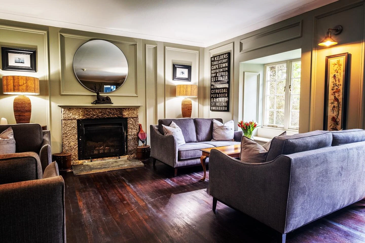 Is it just us or is the early morning air starting to change ever so slightly? Could Autumn be creeping up?! 
@frankiethomascreative perfectly captured all the &ldquo;Cosy Corners&rdquo; in the Lounge and Library - perfect for reading, having drinks 