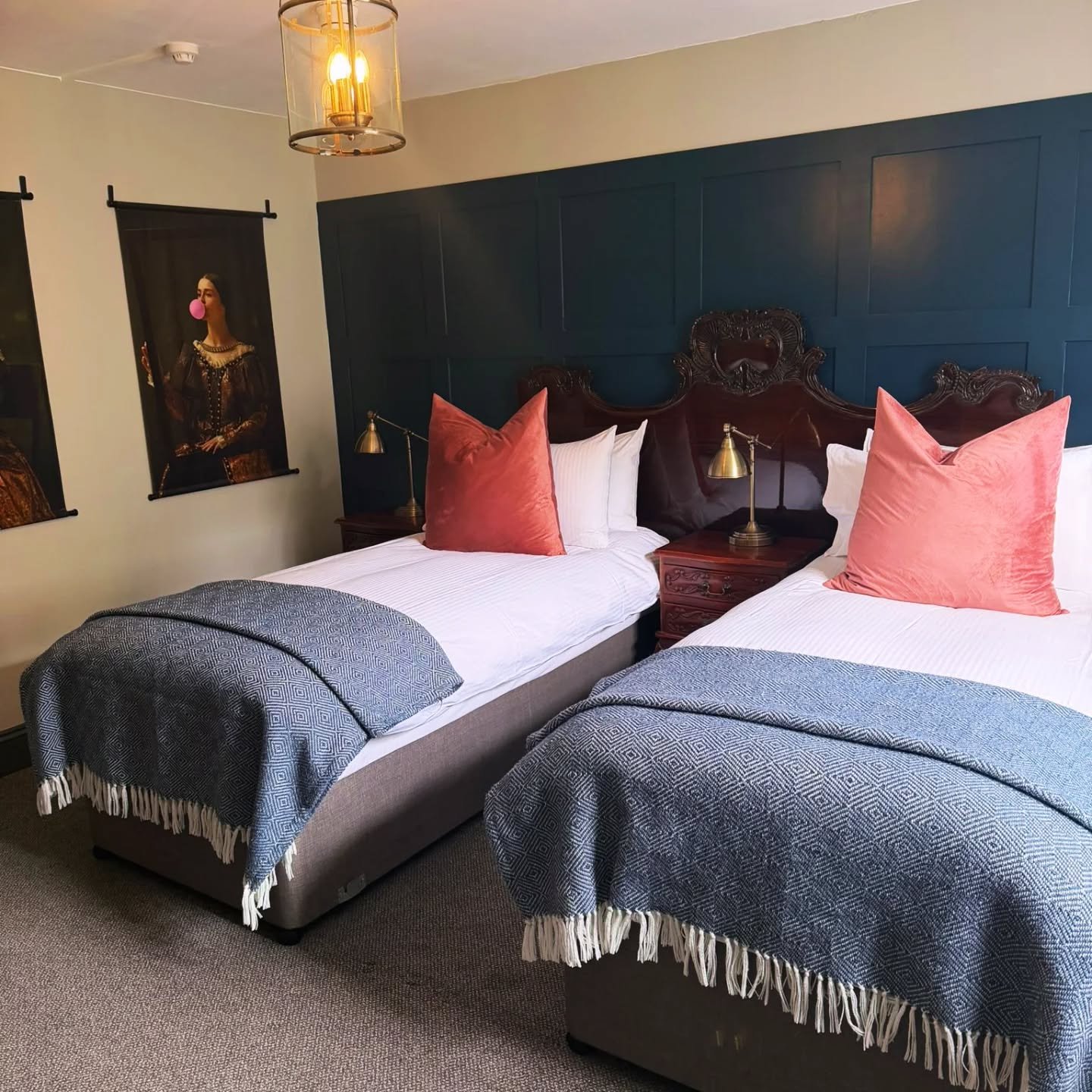 Our beautiful Daphne Room set up as twins for arrival.....
Complete with a dressing area, living room and en-suite with an extra large walk in shower and free standing bath tub, perfect for an evening soak 🛁 

#boscundlemanor #cornwall #cornwallhote