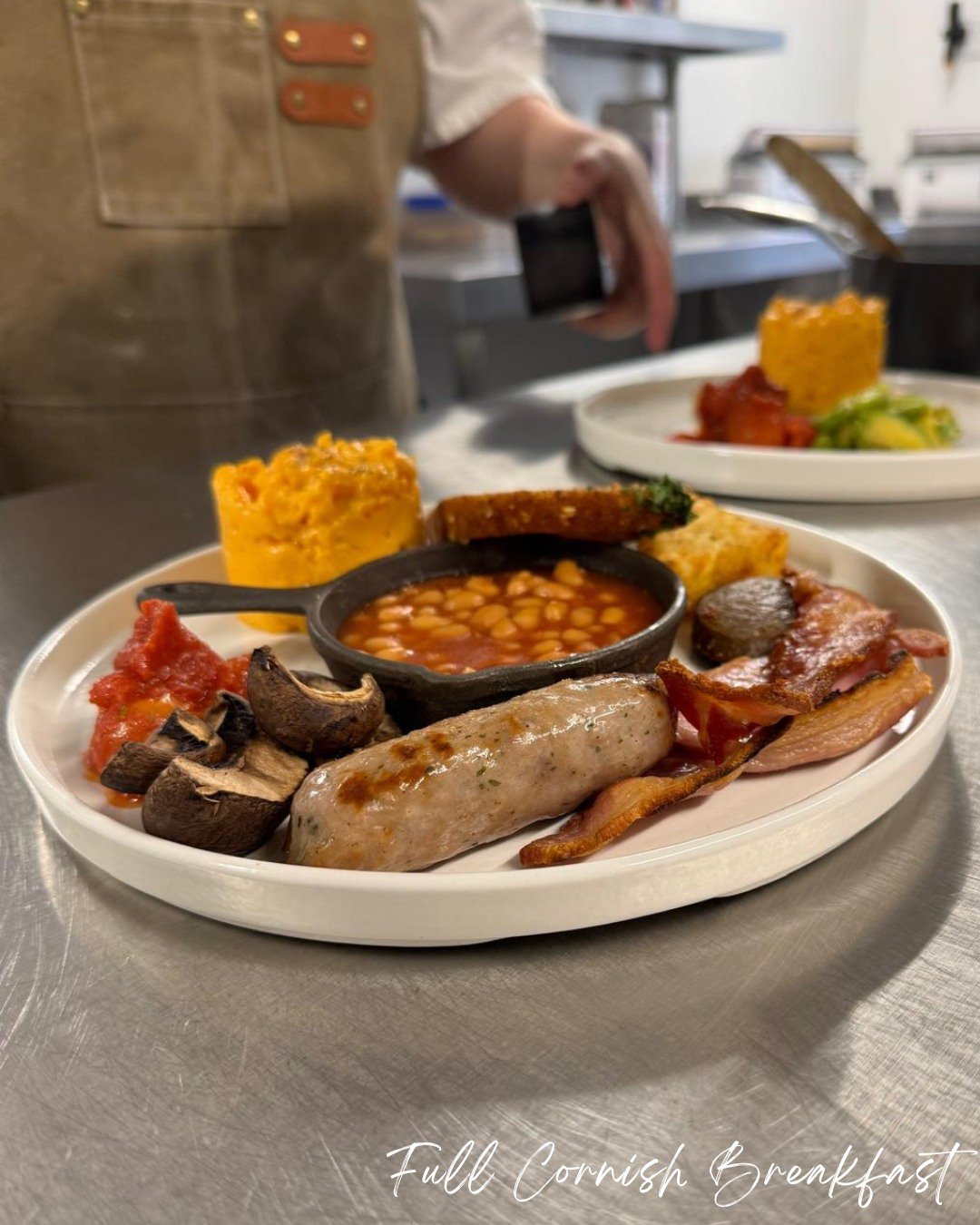 Good Morning...
We love starting the day off with our Full Cornish Breakfast, look at that tower of scrambled eggs.
We love using @steweeggs, how do you like your eggs in the morning?

#boscundlemanor #cornwallhotel #countryhousehotelcornwall #boutiq