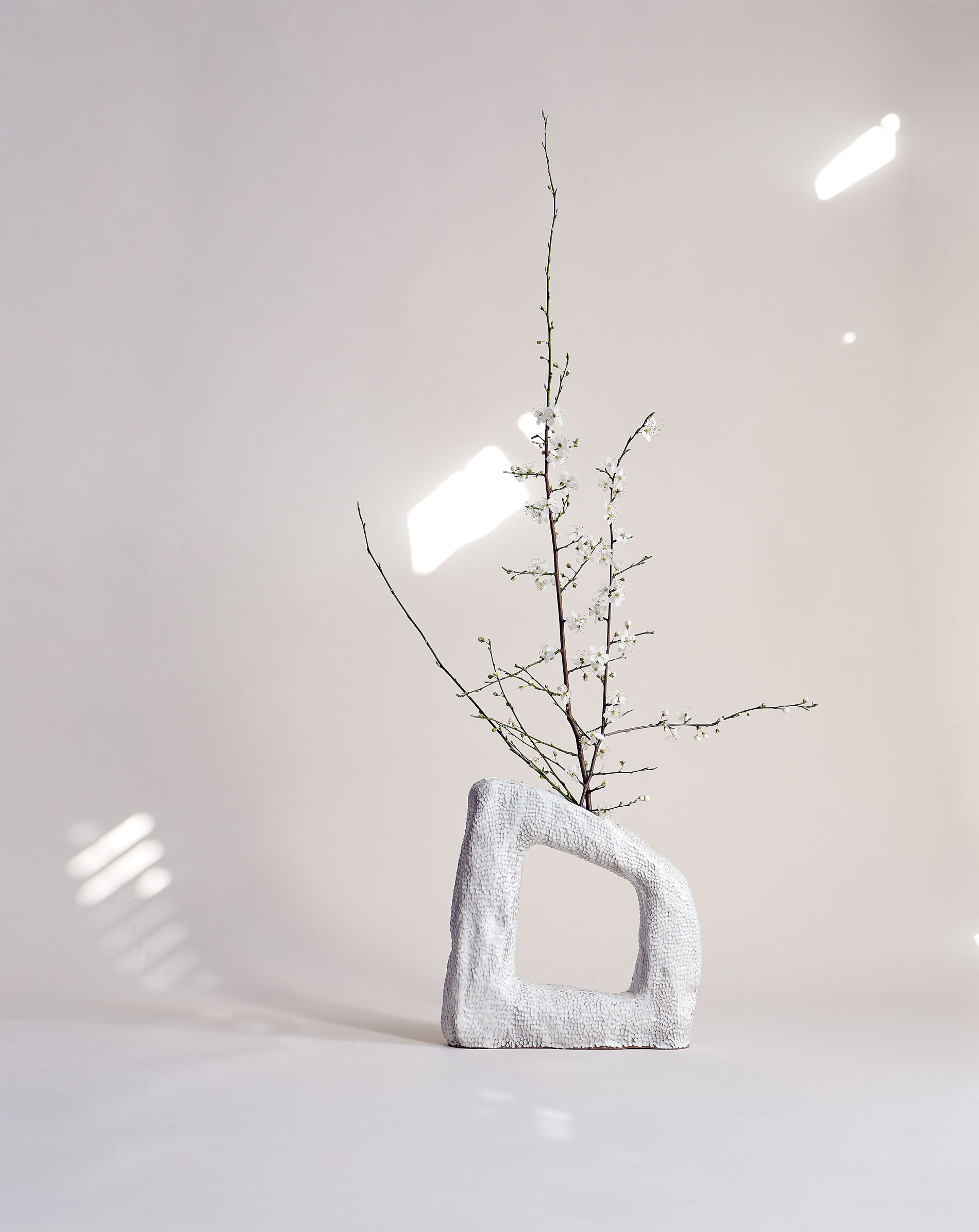 noe-kuremoto-contemporary-white-ceramic-vase