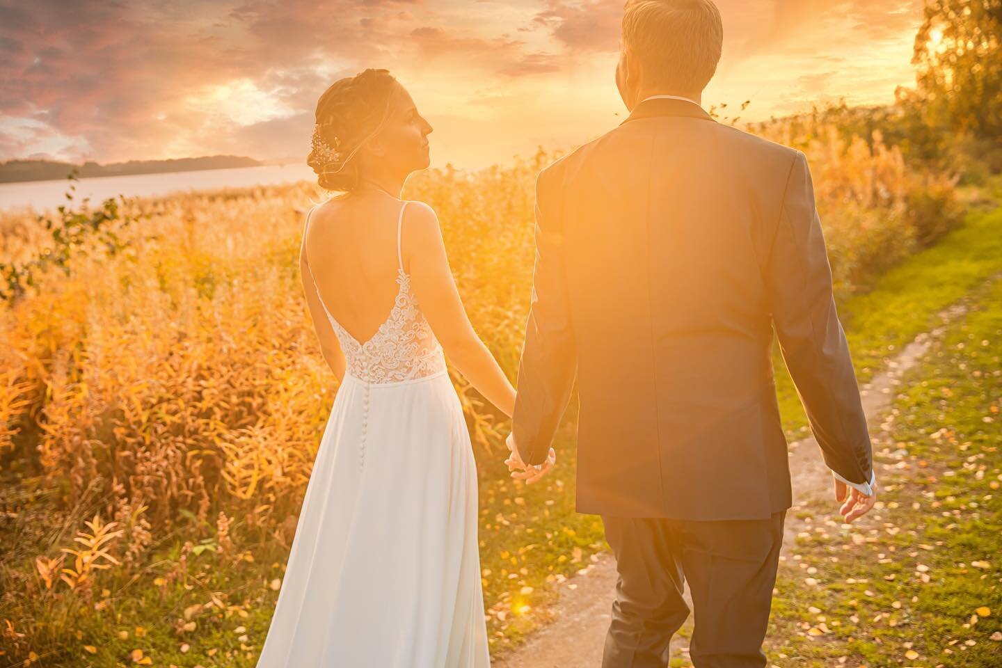 Elisa ❤️ Akseli Wedding photo during the golden hour. #h&auml;&auml;kuva #h&auml;&auml;kuvaus #goldenhour #goldenhourphotography #weddingphotography #weddingphotographer #h&auml;&auml;kuvaaja @haakuvaajat #syksyh&auml;&auml;t #autumnwedding #valokuva