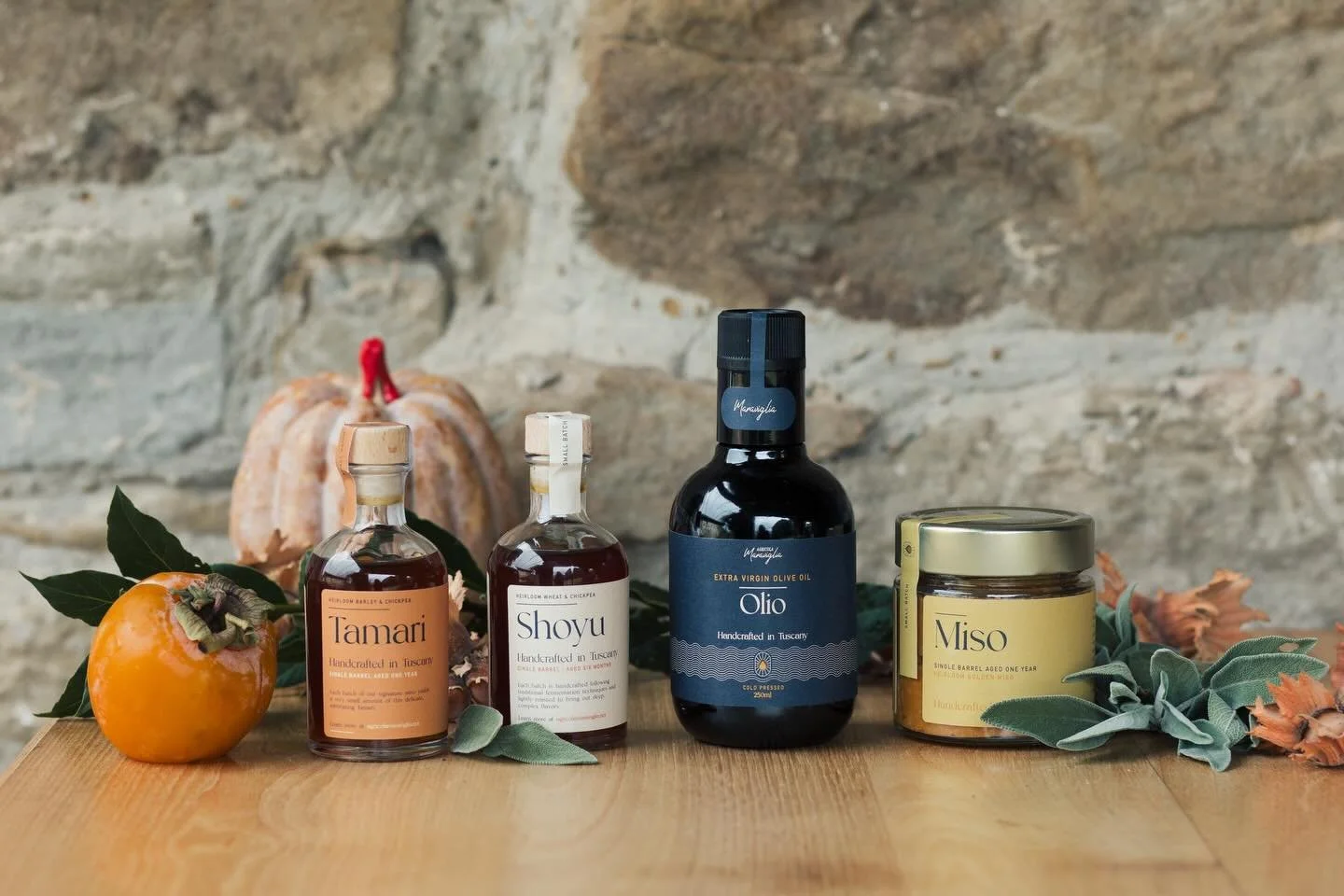 Grateful to see our line of condiments included in the @italysegreta holiday gift guide this year. Also available as a gift box. Link in bio to our online shop.
.
.
.
Grazie @thetravellinglight 
.
.
.
tuscanyfood #tuscanoliveoil #organicoliveoil #sma