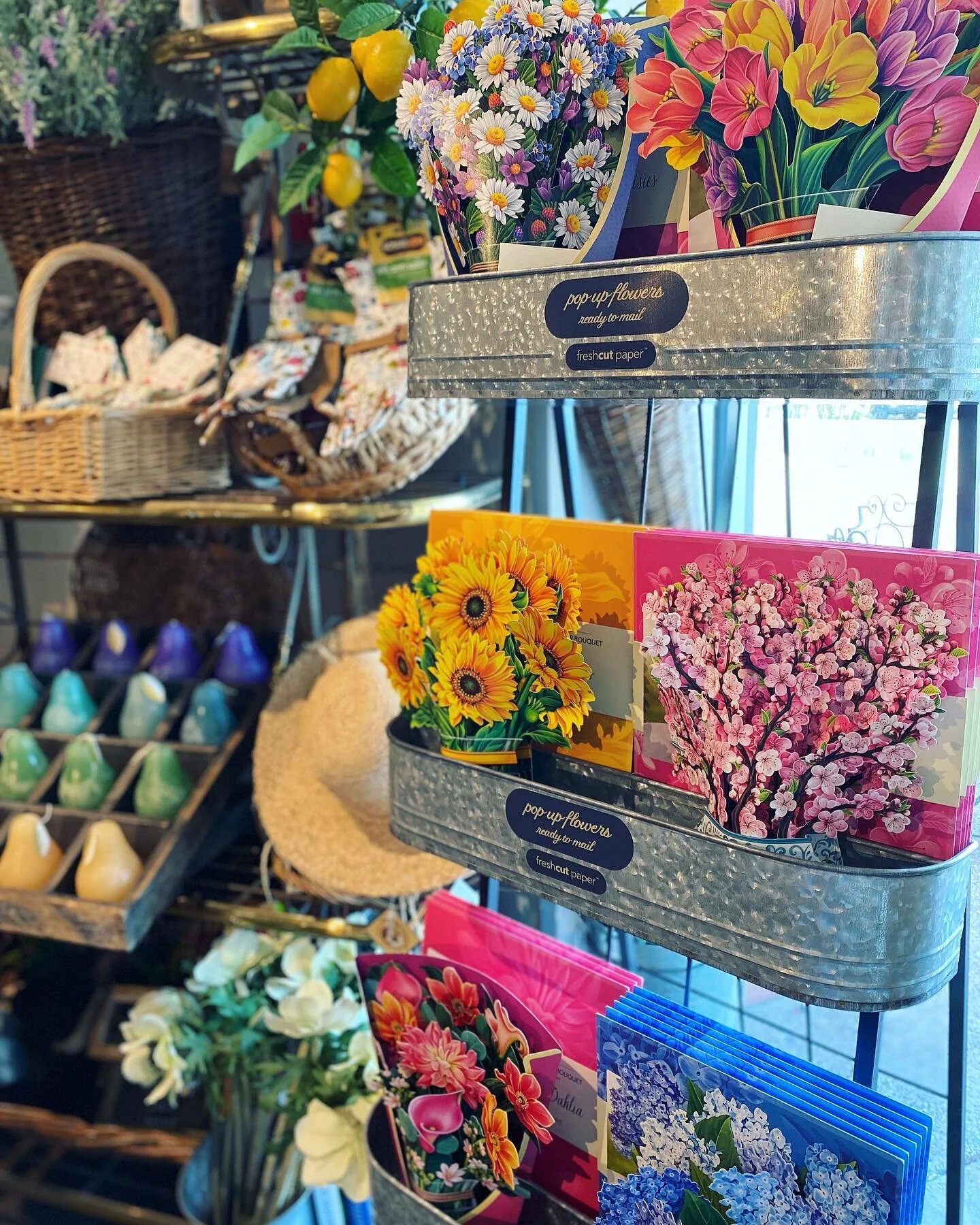 Brighten someone&rsquo;s day with pretty paper bouquets 💐