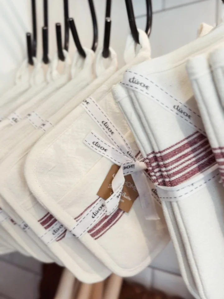 These @etu.home Home oven mitts &amp; potholders are made for cozy holiday cooking. Shop The Marketplace for these and other thoughtfully curated kitchen goods 🧑&zwj;🍳 

#christmas #holidays #cooking #chef #curatedkitchen #curatedhome #etuhome