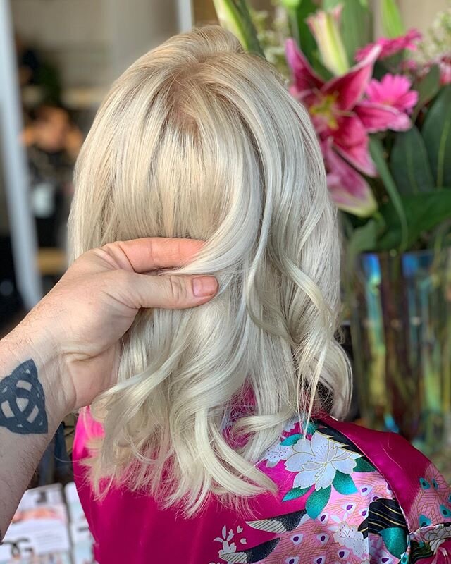 Summer is right around the corner,  where are all my #coolblonde Queens ?!?!? Book today @jaydengreysalon