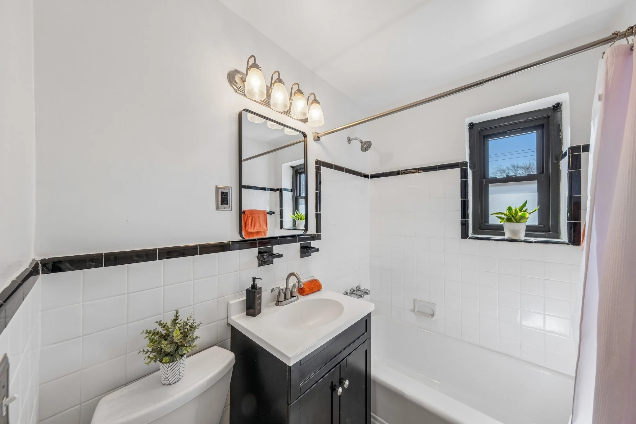 10. Bathroomo towards mirror.jpg