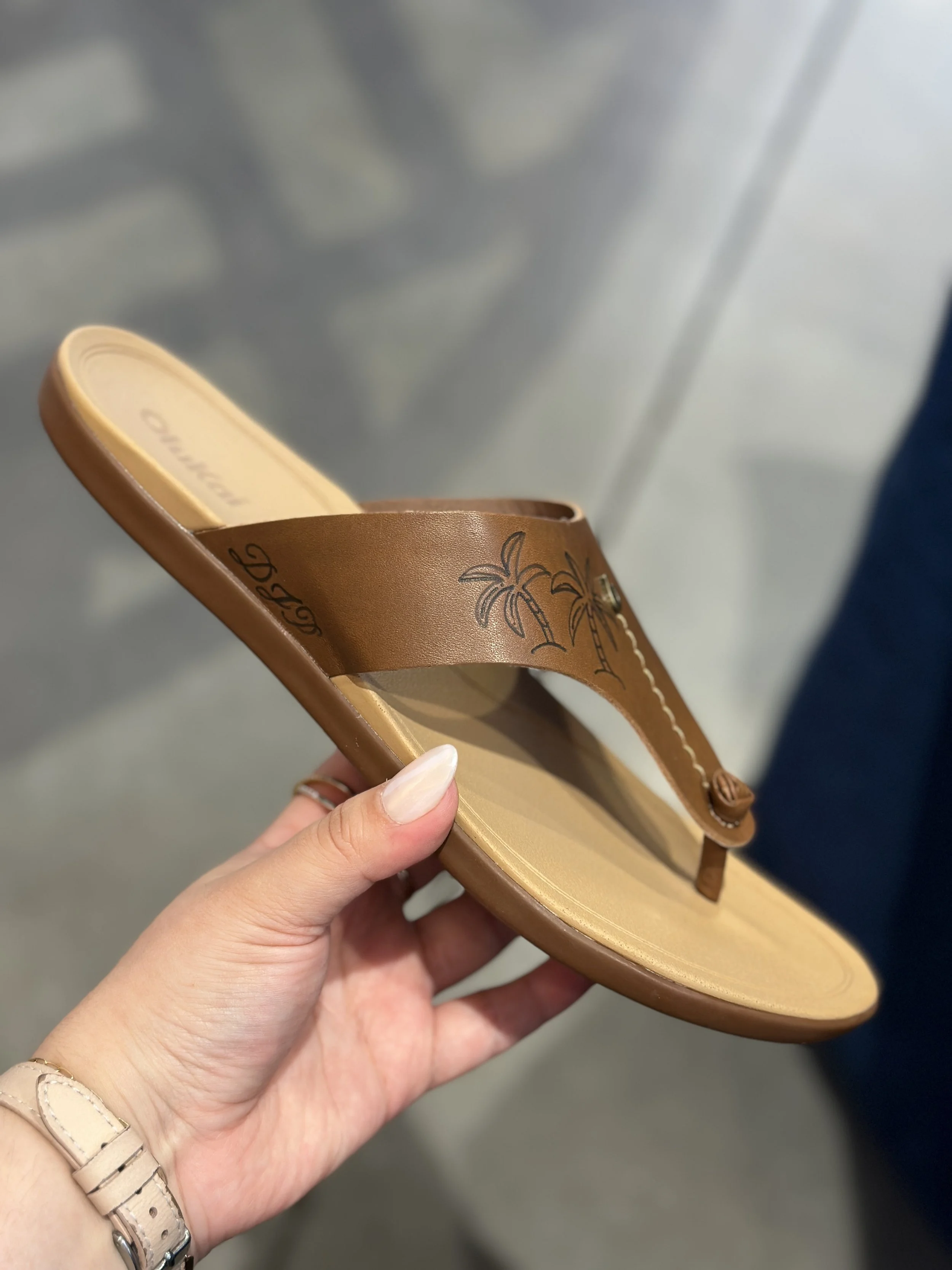 live-engraving-on-olukai-leather-sandals-hawaii-calligrapher3386 2.jpeg