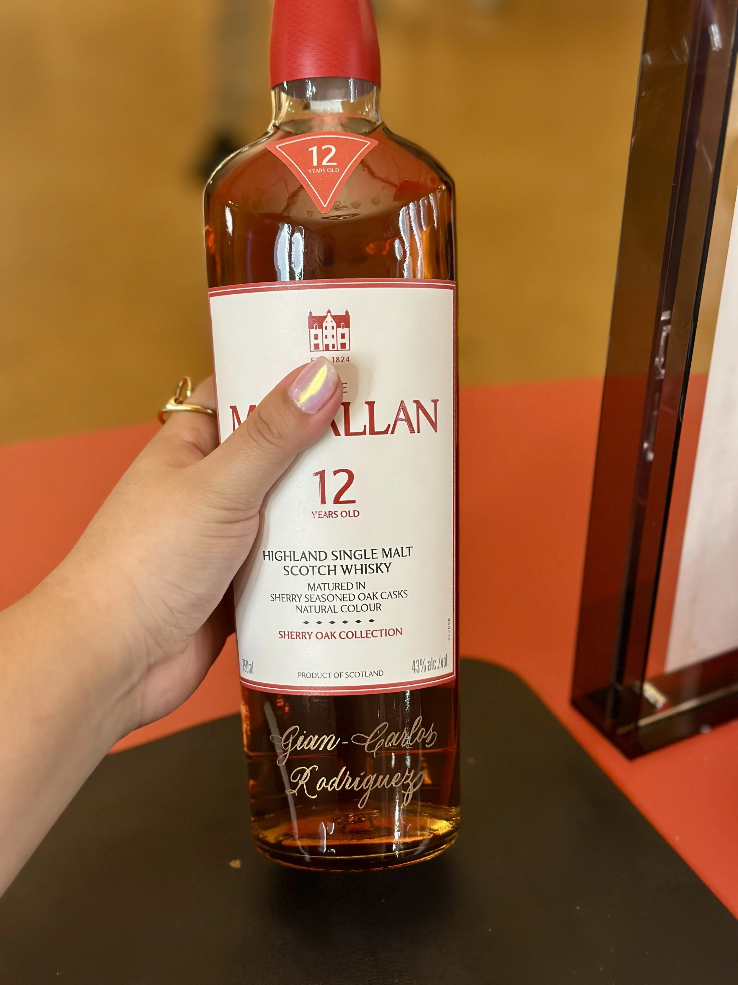 live hand engraving on whiskey the macallan bottles4165.jpeg