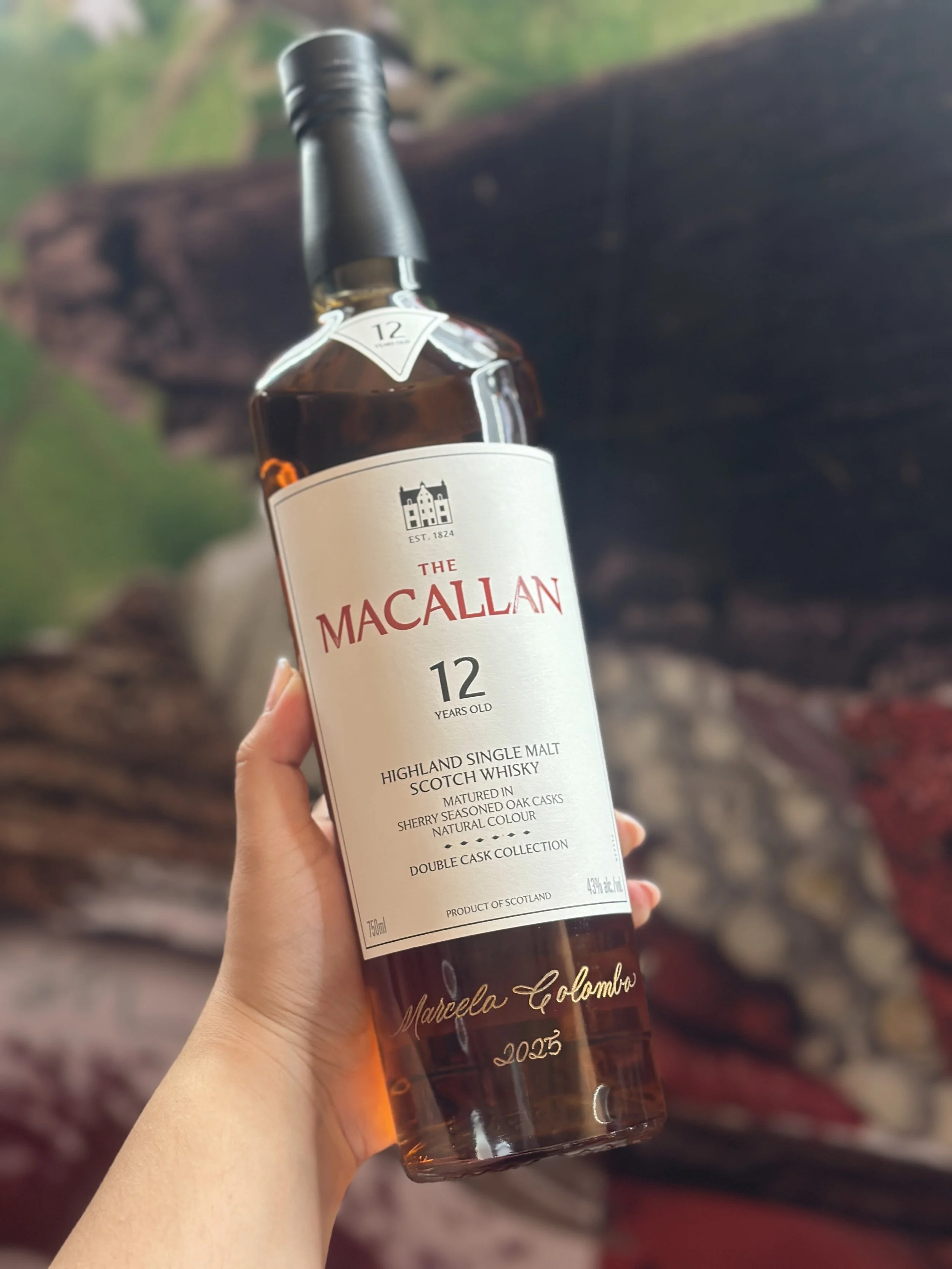 live hand engraving on whiskey the macallan bottles4732.jpeg