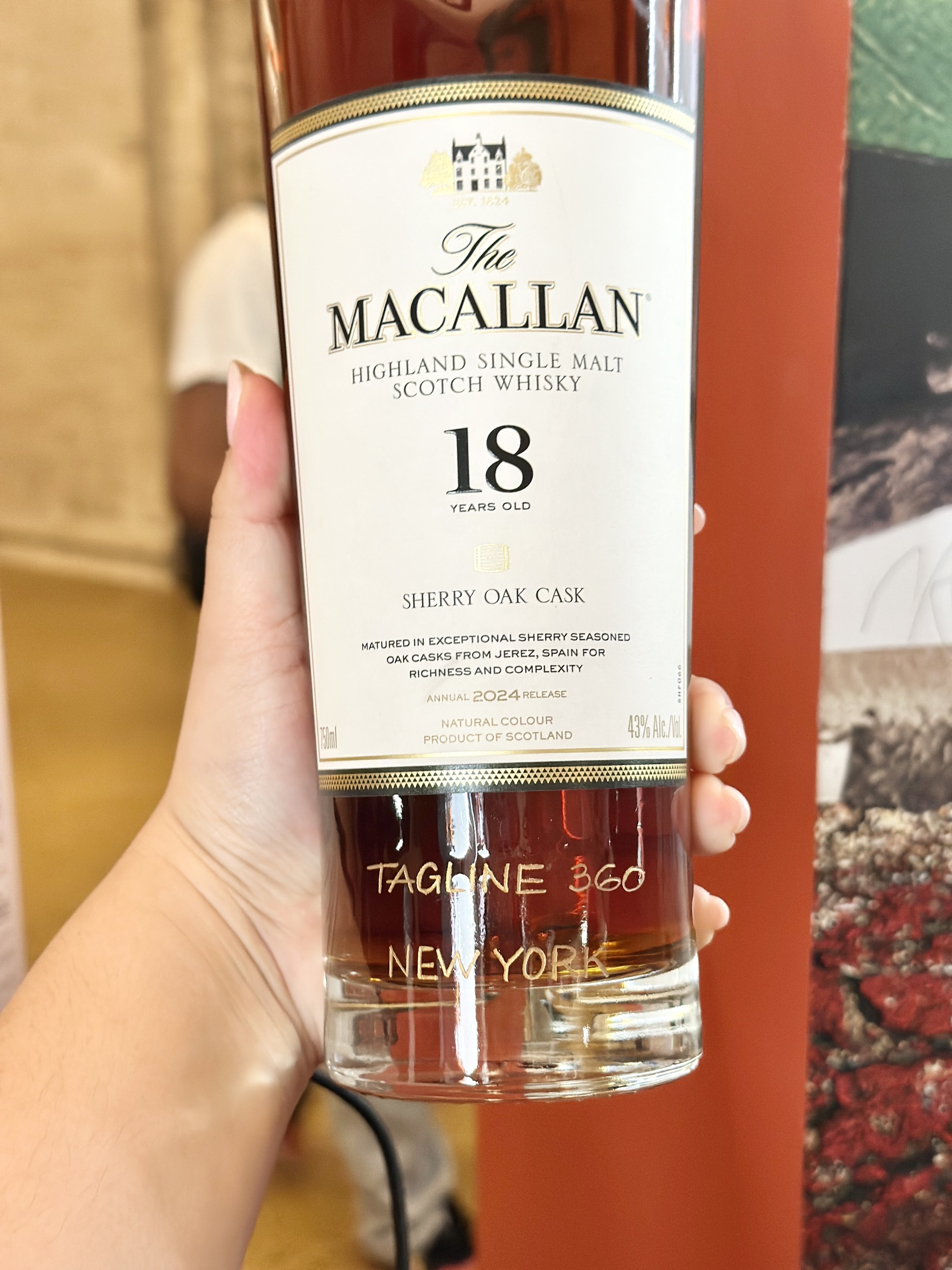 live hand engraving on whiskey the macallan bottles4808.jpeg