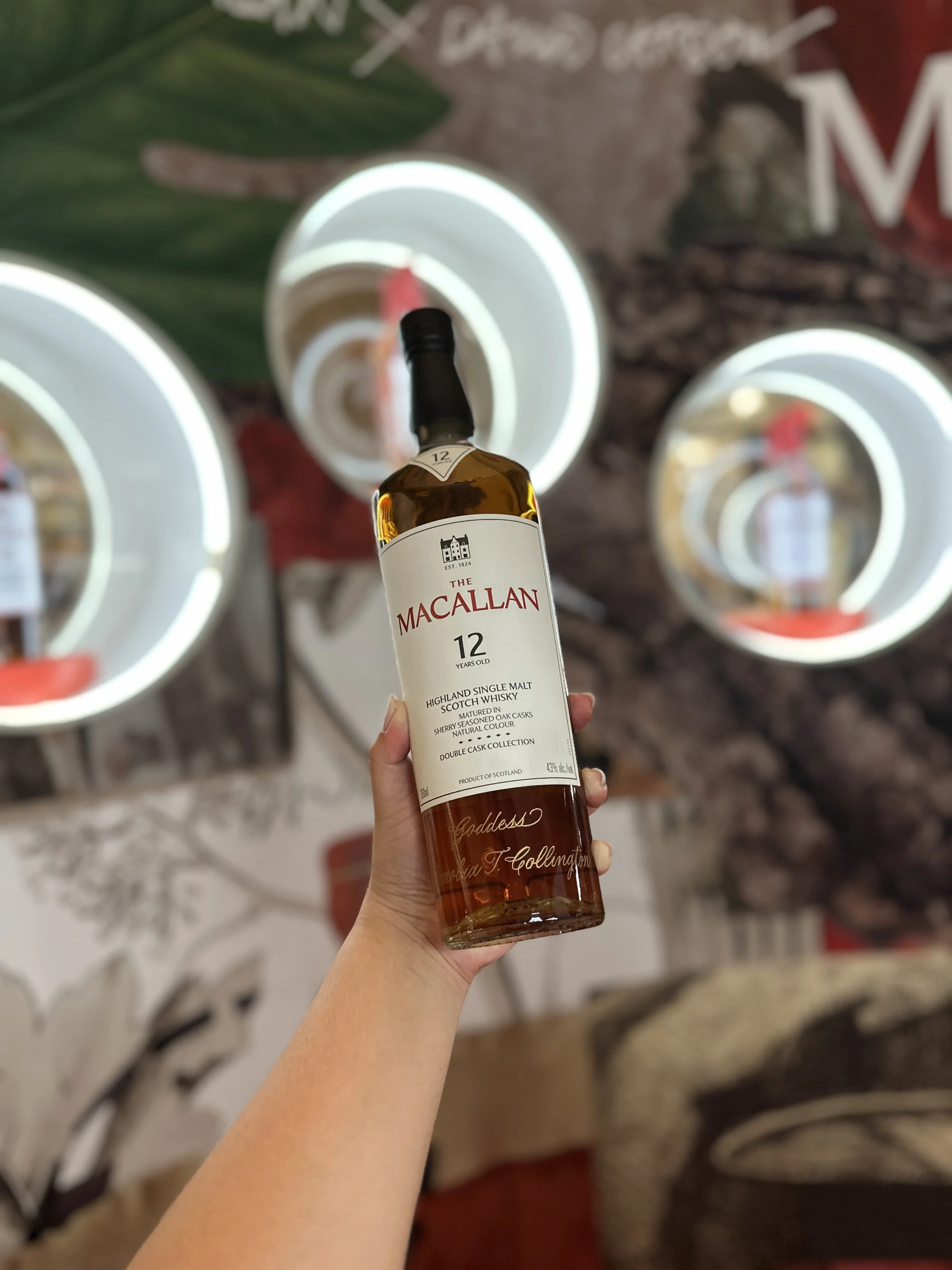 live hand engraving on whiskey the macallan bottles5244.jpeg