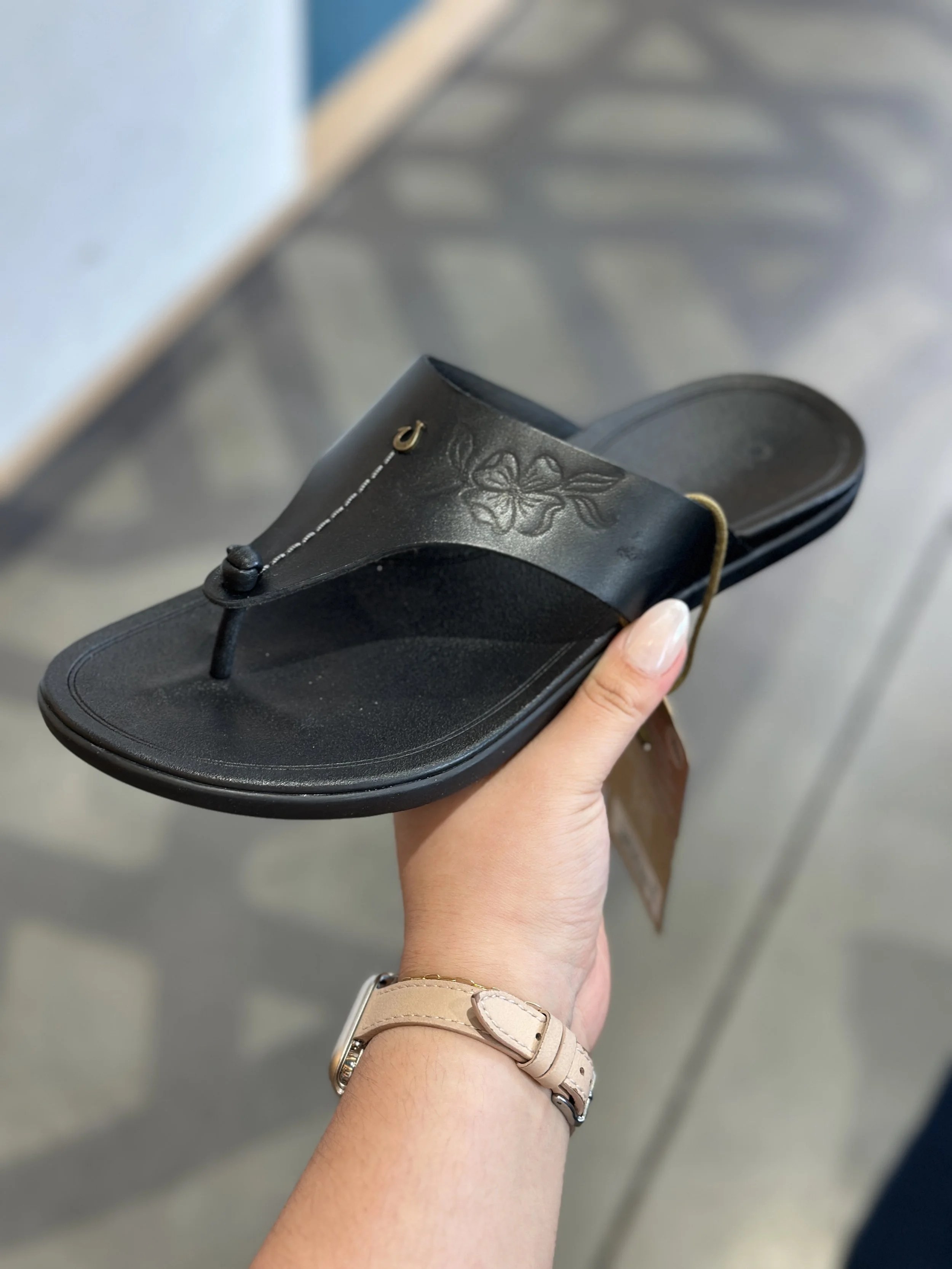 live-engraving-on-olukai-leather-sandals-hawaii-calligrapher3392 2.jpeg