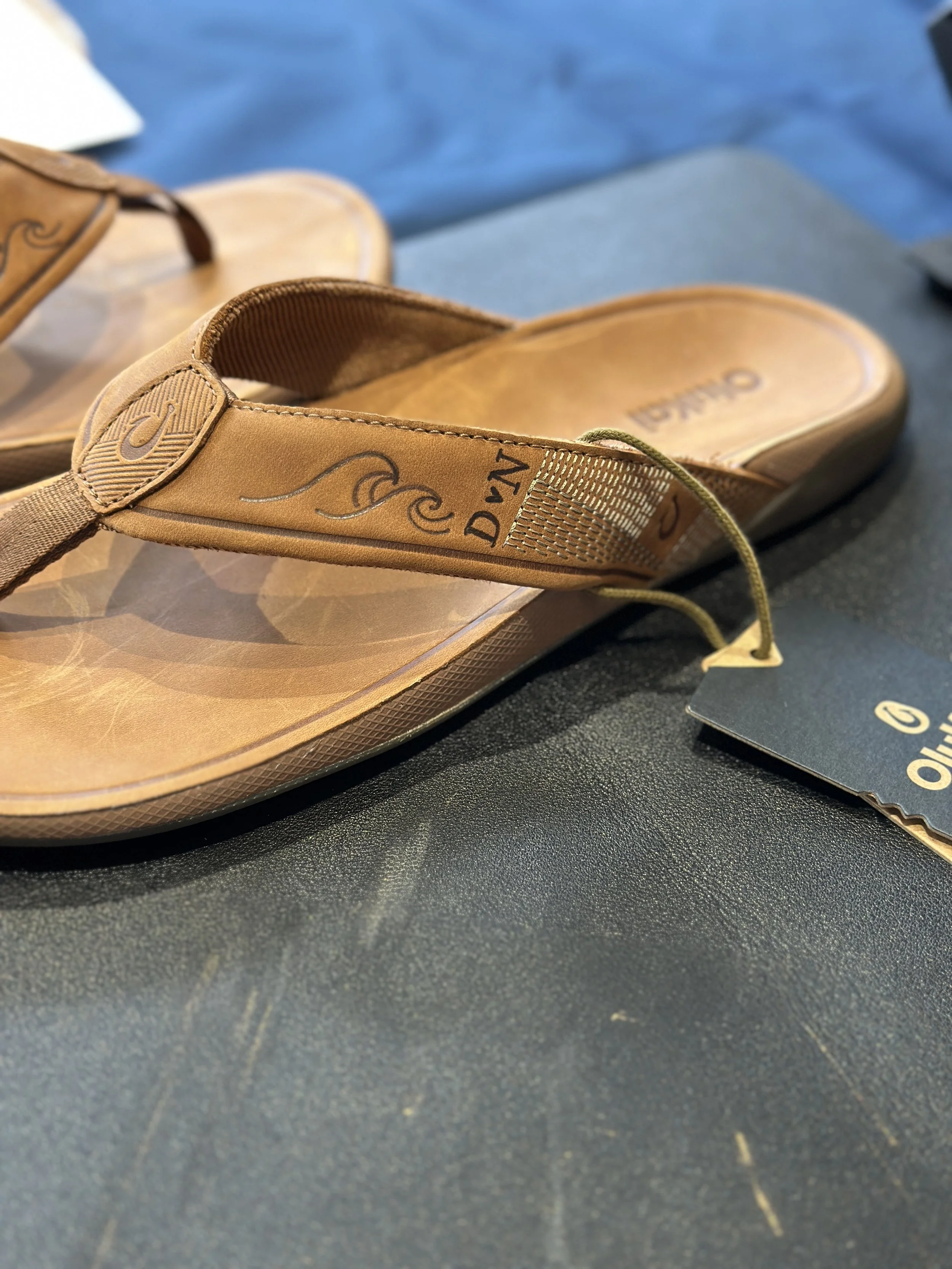 live-engraving-on-olukai-leather-sandals-hawaii-calligrapher3417 2.jpeg