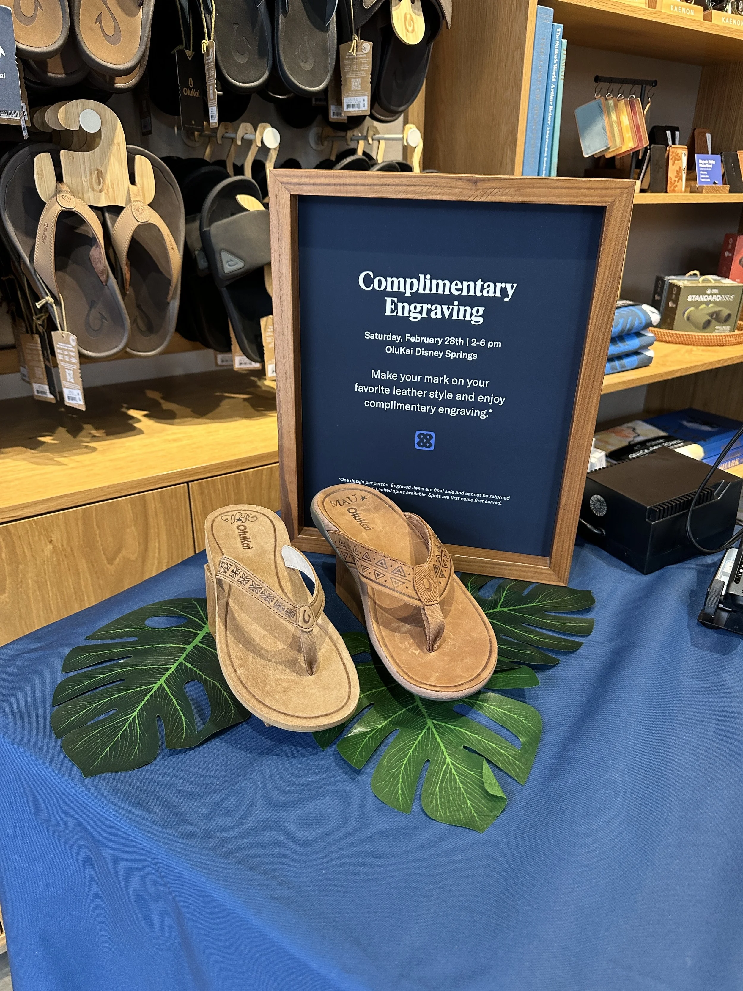 live-engraving-on-olukai-leather-sandals-hawaii-calligrapher3427.jpeg