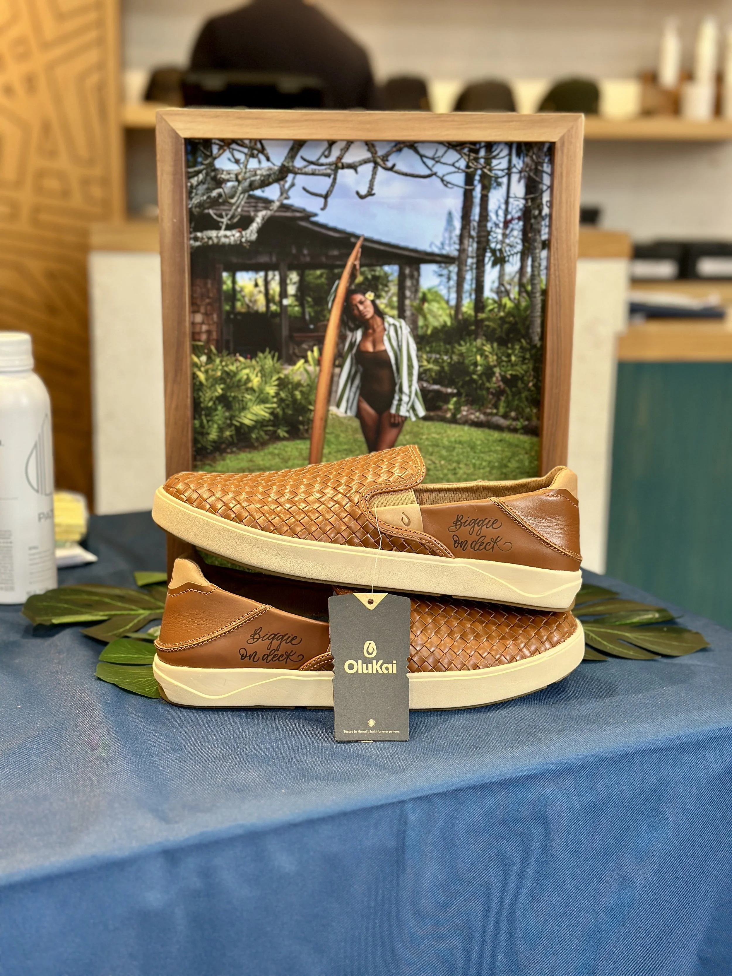 live-engraving-on-olukai-leather-sandals-hawaii-calligrapher3436.jpeg