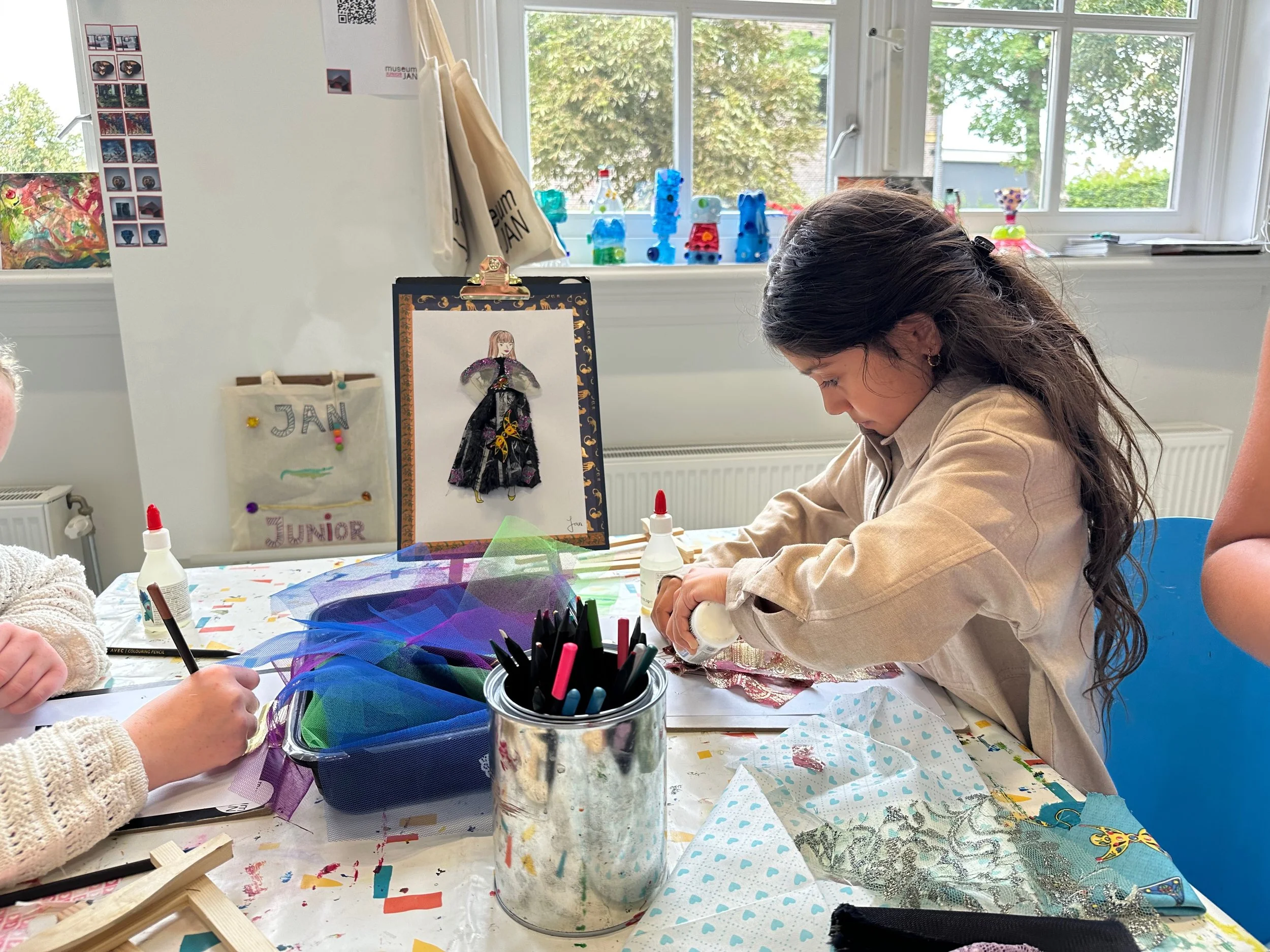 Family workshop ‘Dress to impress’ – a fashion painting