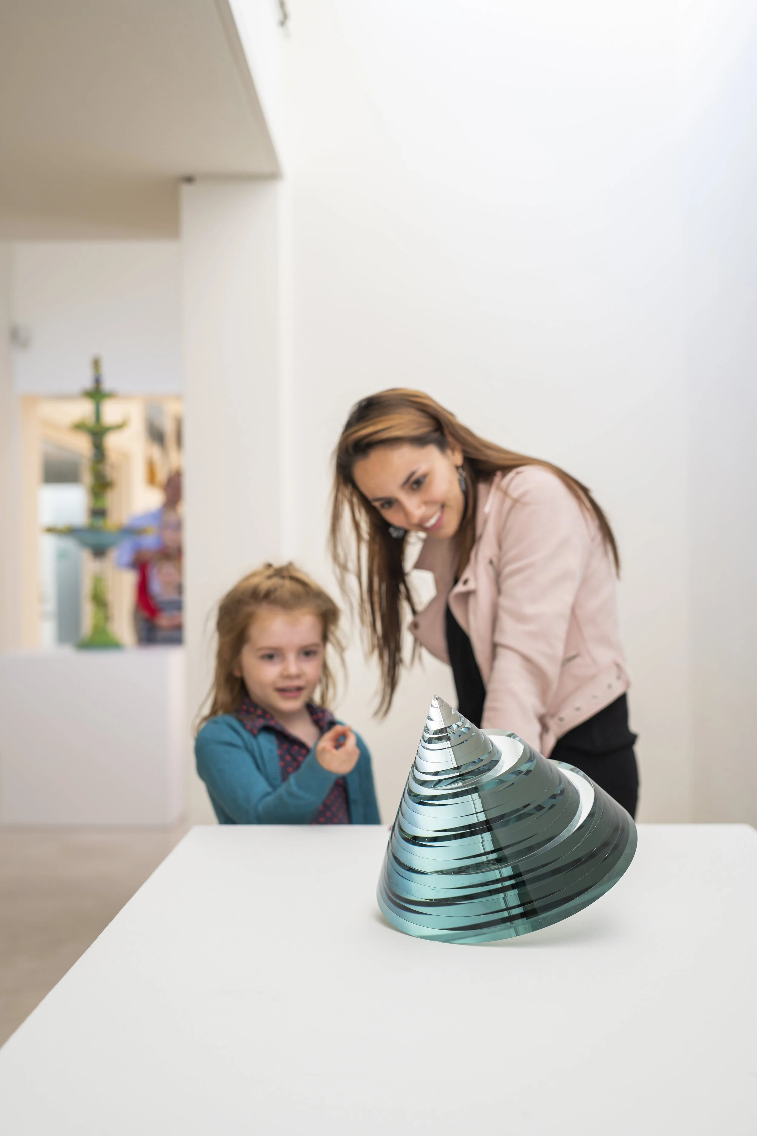 meisje en vrouw kijken naar glassculptuur | Museum JAN