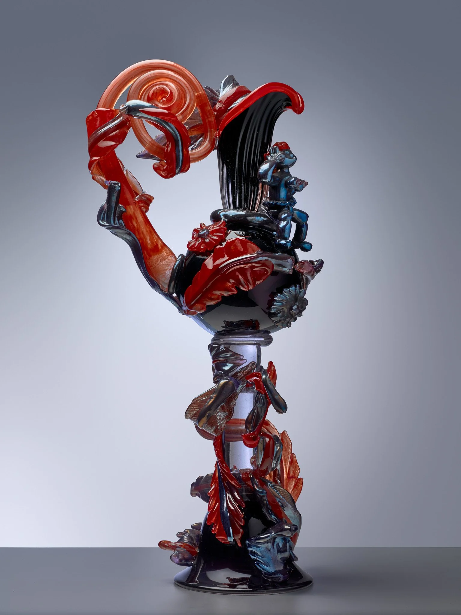 Glazen Sculptuur van Bernard Heesen in de kleur rood en zwart op een grijze achtergrond