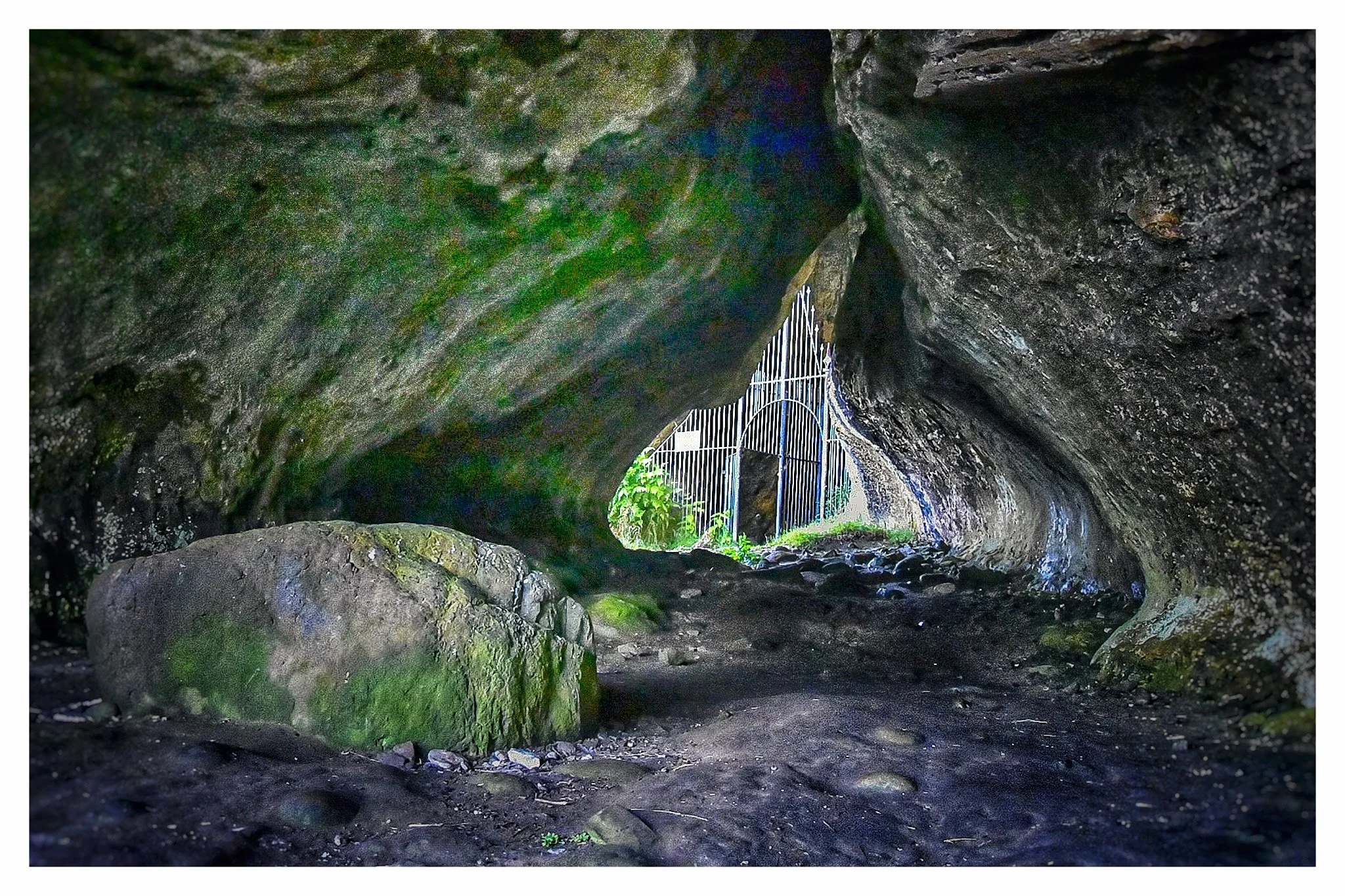 AR-50 : The Kings caves