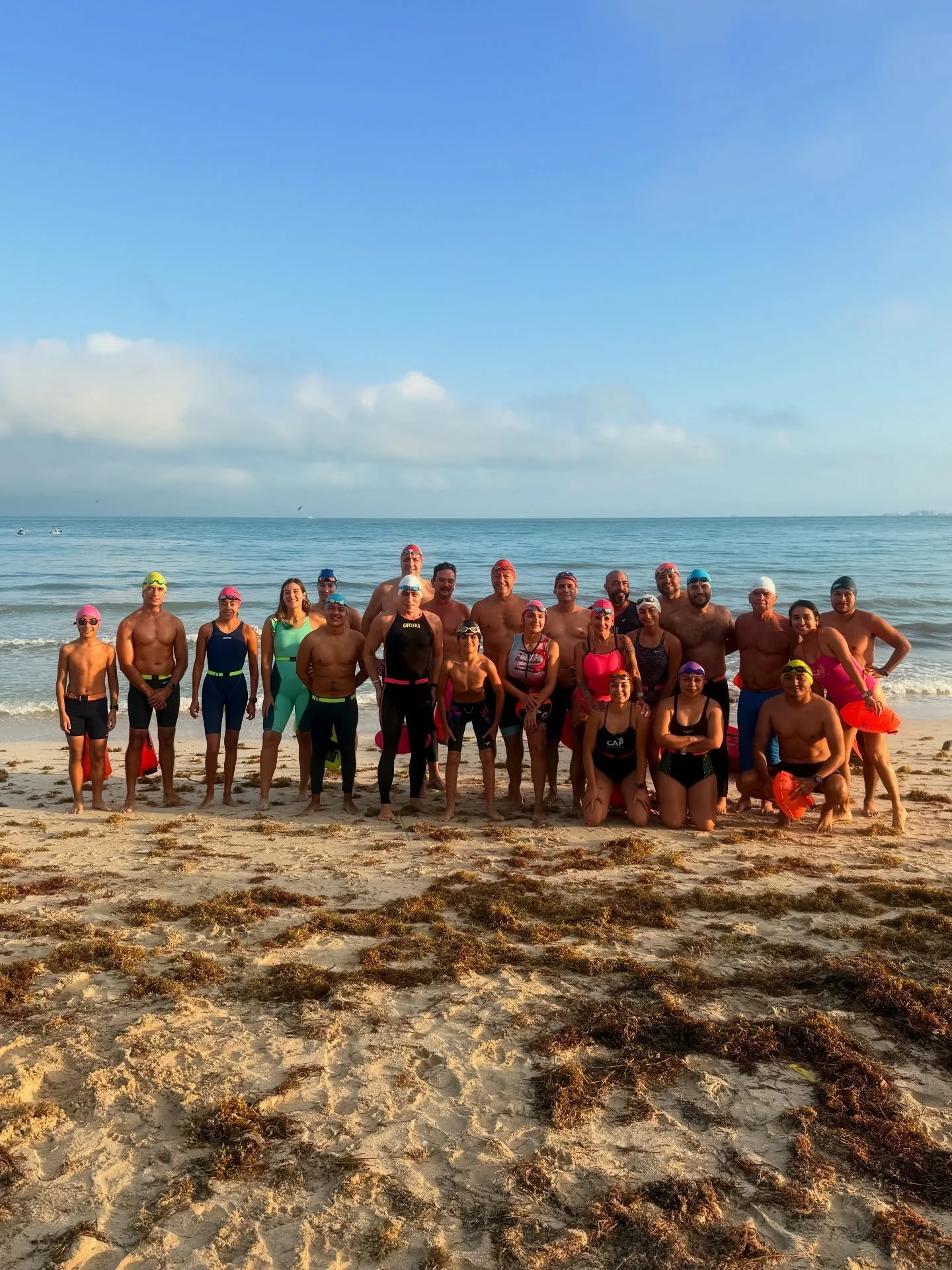 Entrene dominical 🤘🏼🌊
#entrenedominical #siguenadando
&bull;
&bull;
#Aguasabiertasyucatan #coachprado #centroacuaticoprado