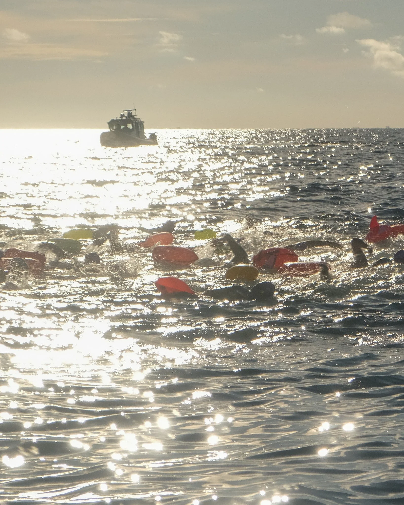 La salida suena&hellip; y todo se vuelve libertad 🌊🔥
Los nervios se quedan atr&aacute;s,  las primeras brazadas traen algo distinto: adrenalina, enfoque y una sensaci&oacute;n enorme de libertad.

El mar se abre frente a ti, el ritmo aparece y todo