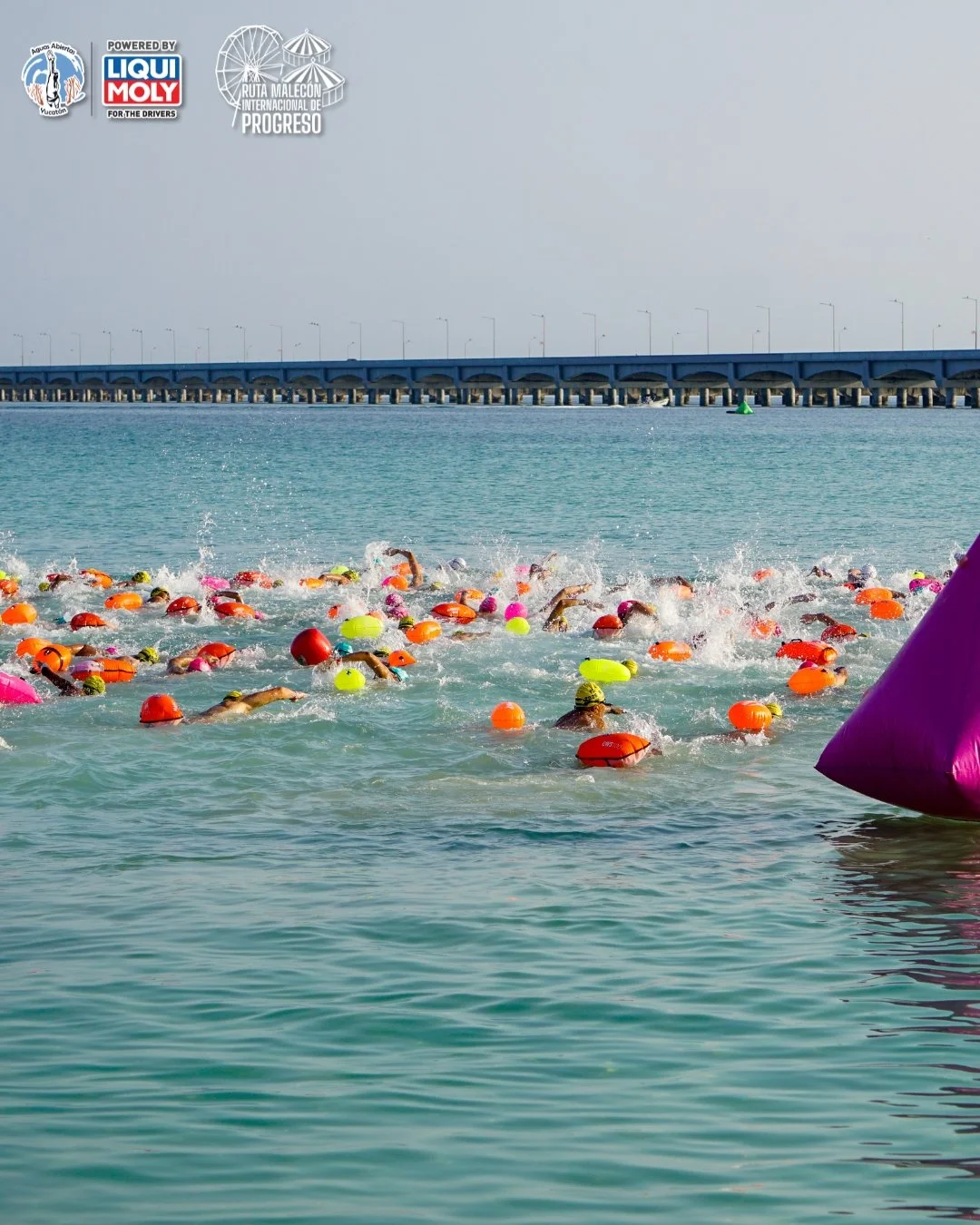 Este fin de semana el mar nos vuelve a reunir. 🌊🔥
La V Ruta del Malec&oacute;n Internacional de Progreso ya est&aacute; aqu&iacute;, y despu&eacute;s de meses de entrenamiento llega el momento de hacer lo que m&aacute;s nos gusta: nadar, competir y