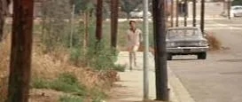  Telephoto lens: Despite running for several seconds, the lens makes his actions seem futile. 