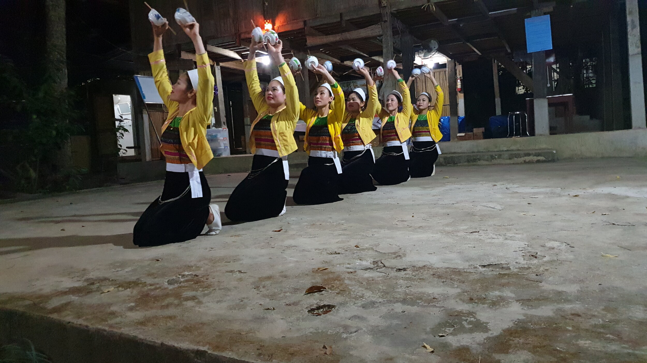 traditional vietnamese dancers.jpg