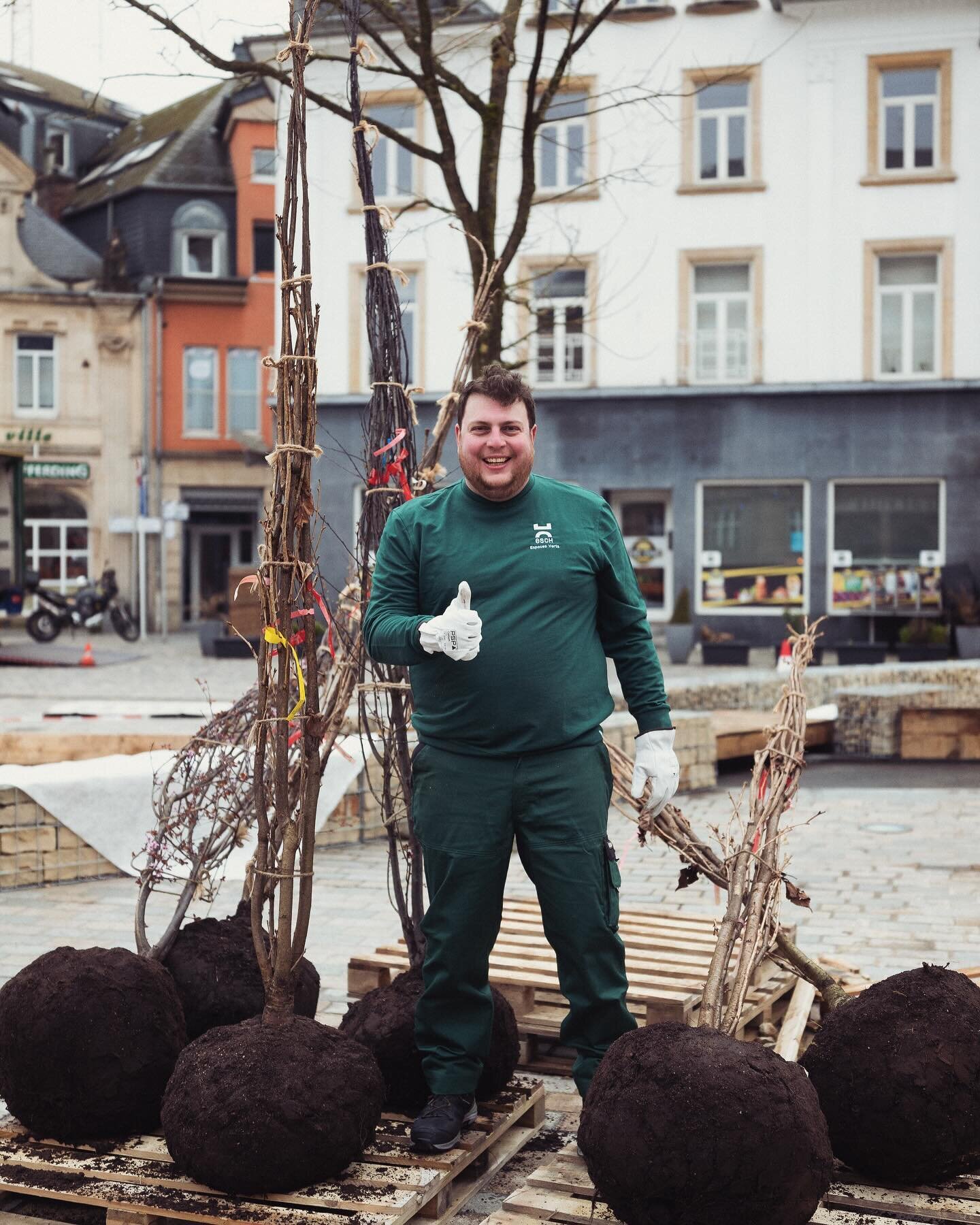 Op der Stadhausplaz entsteet grad e groussen Goart mat vill Gr&eacute;ngs fir d&rsquo;Escher, mat enger Expo iwwert de Klimawandel an den Efforten vun der Stad Esch fir d&rsquo;Bierger. Ech hu mer eng Freed draus gemaach, fir eisem Service Espace Ver