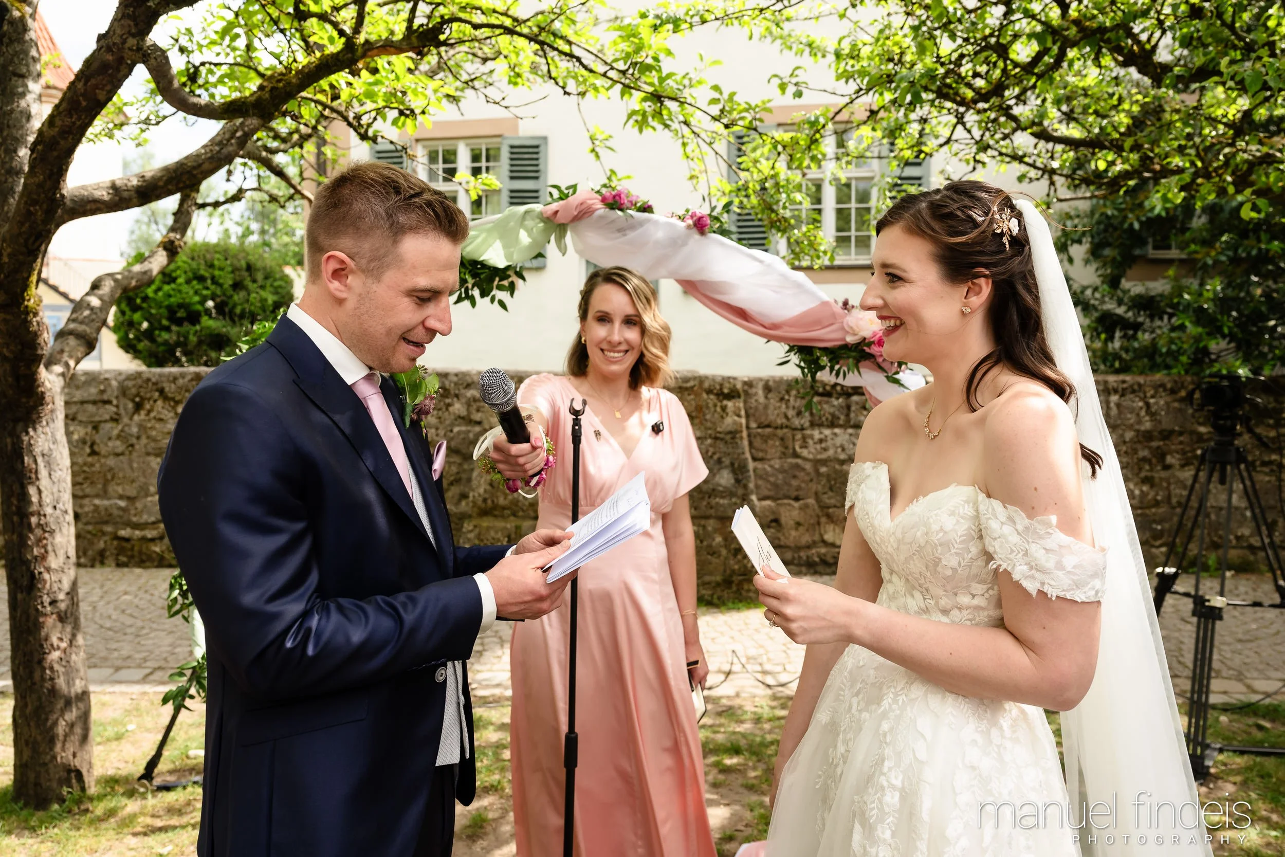 0148_Hochzeit_RuS_www.manuelfindeis.com.jpg