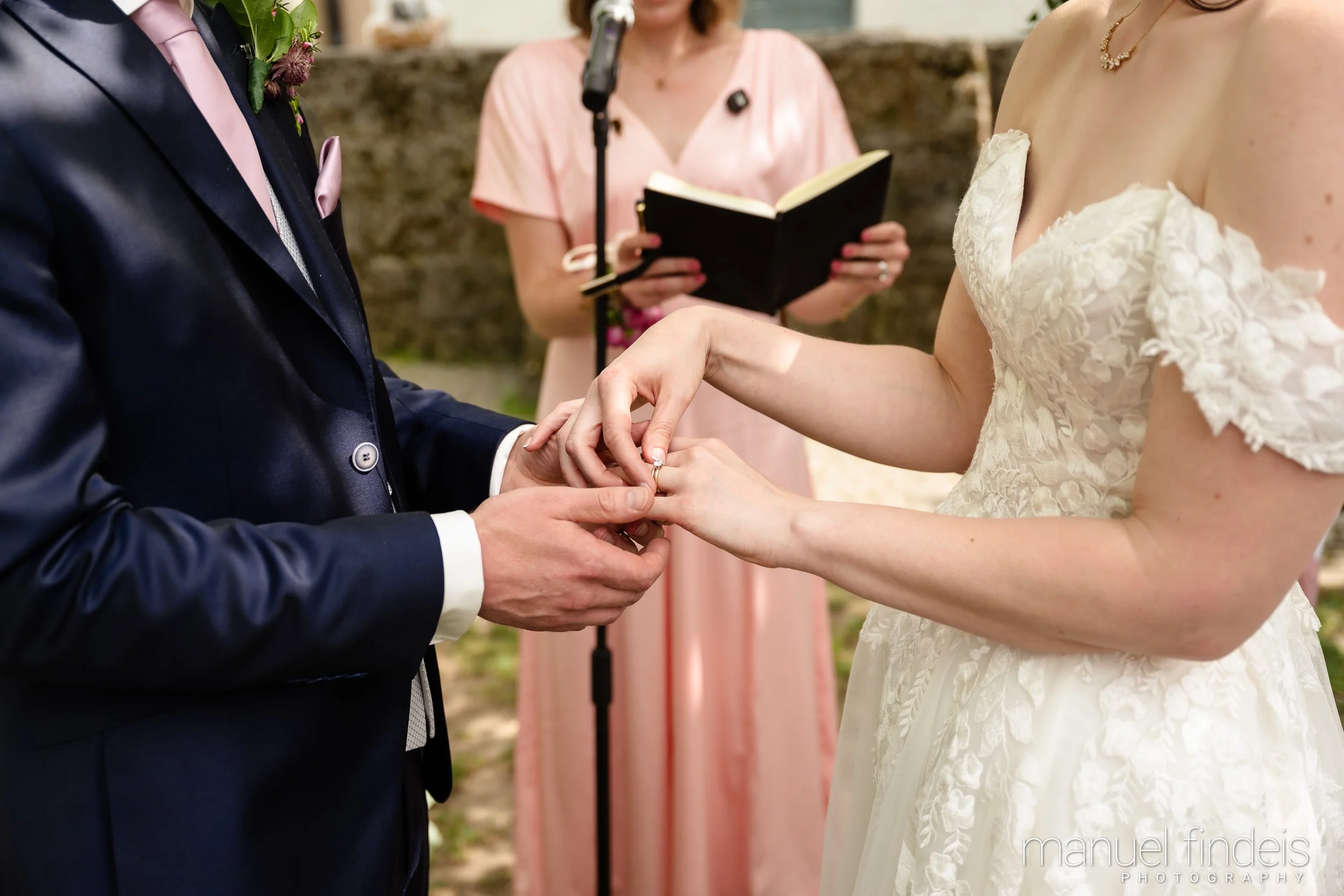 0234_Hochzeit_RuS_www.manuelfindeis.com.jpg