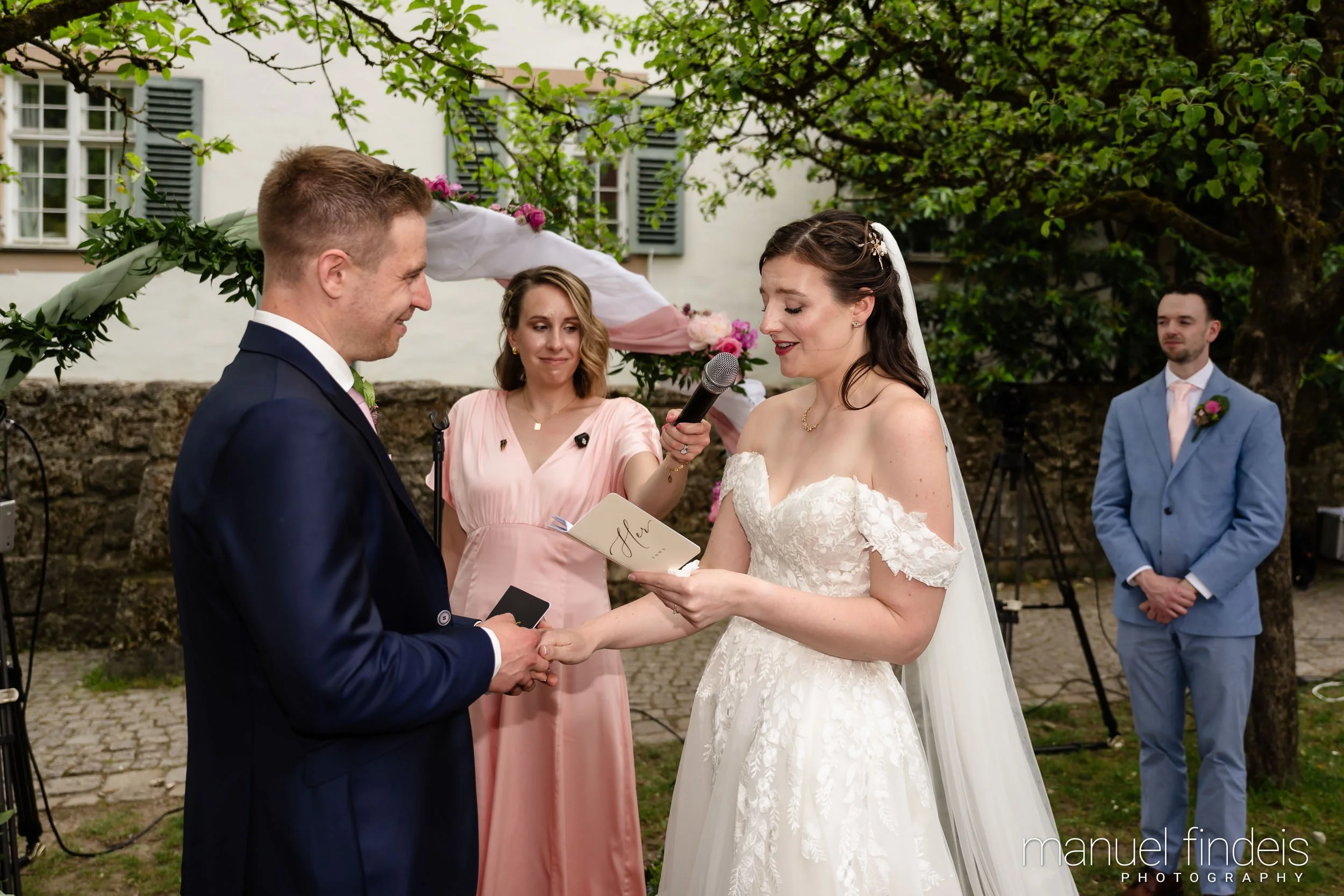 0181_Hochzeit_RuS_www.manuelfindeis.com.jpg