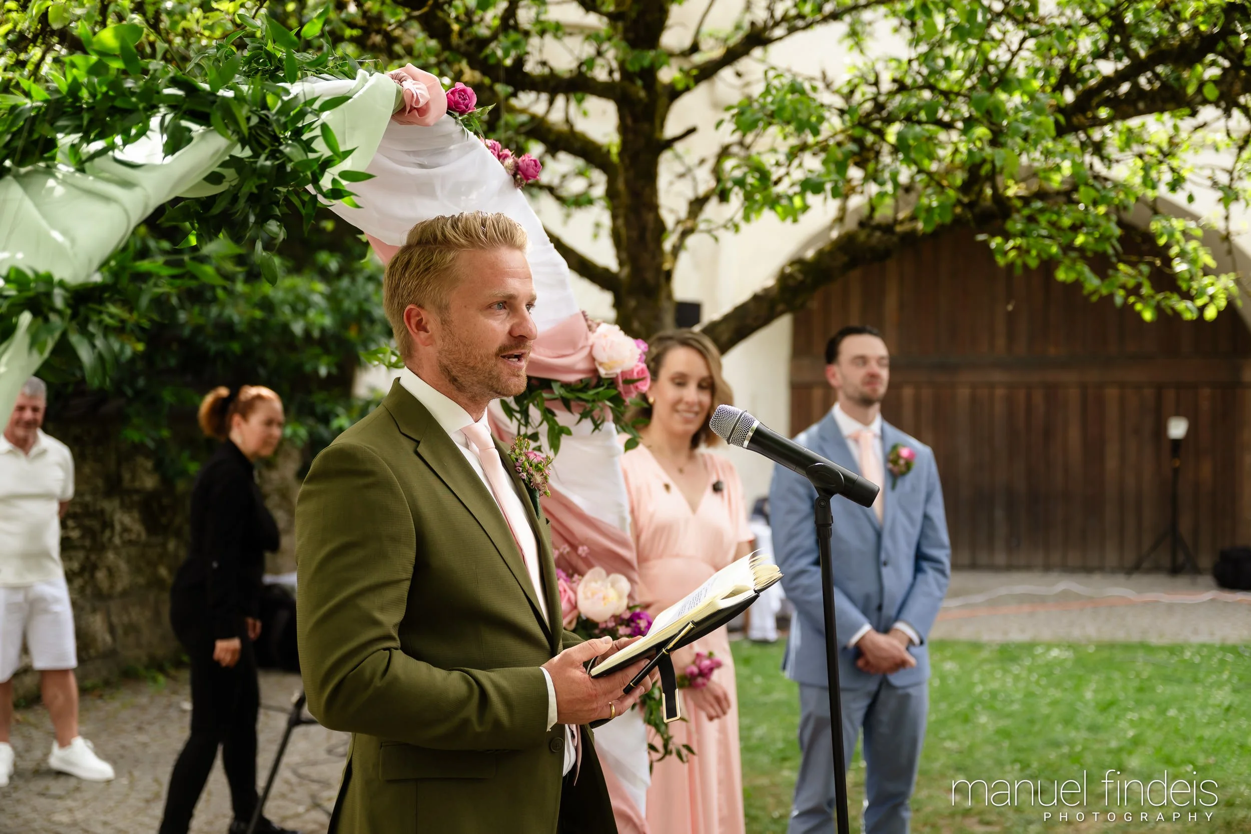 0266_Hochzeit_RuS_www.manuelfindeis.com.jpg