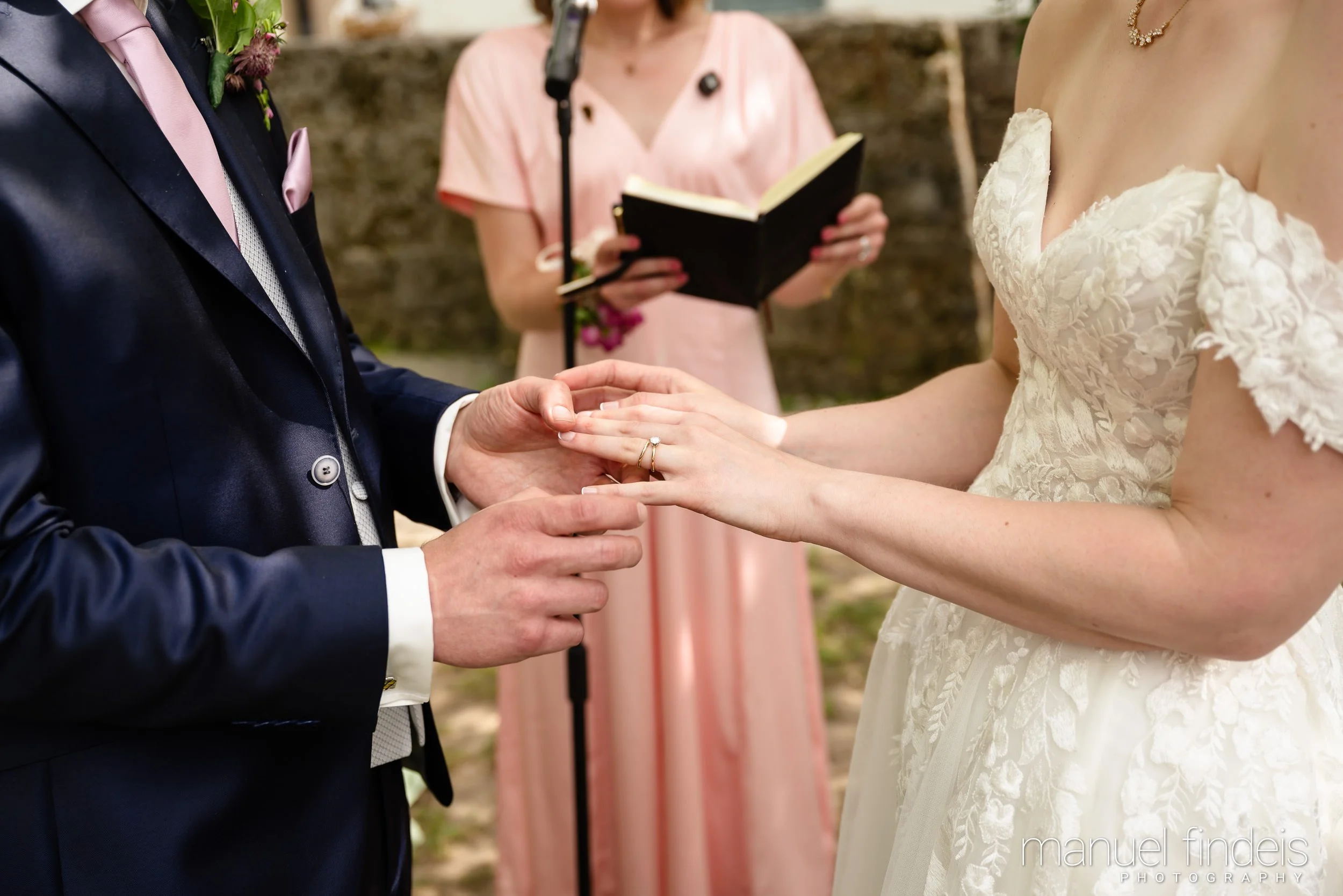 0232_Hochzeit_RuS_www.manuelfindeis.com.jpg