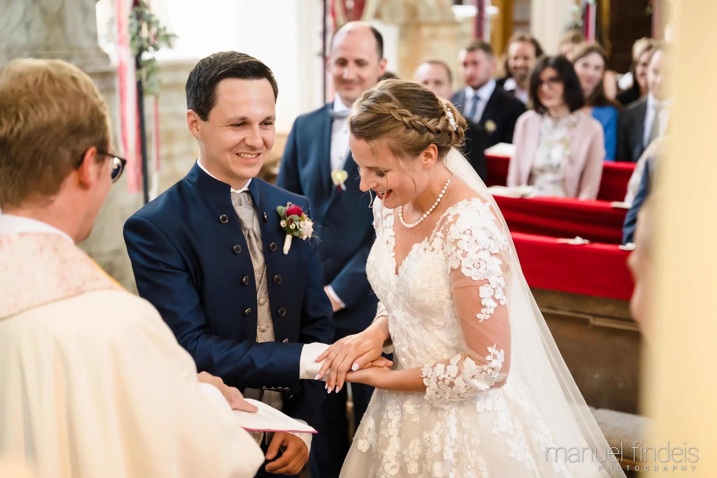 0347_Hochzeit-MuR-Kirche_www.manuelfindeis.com.jpg