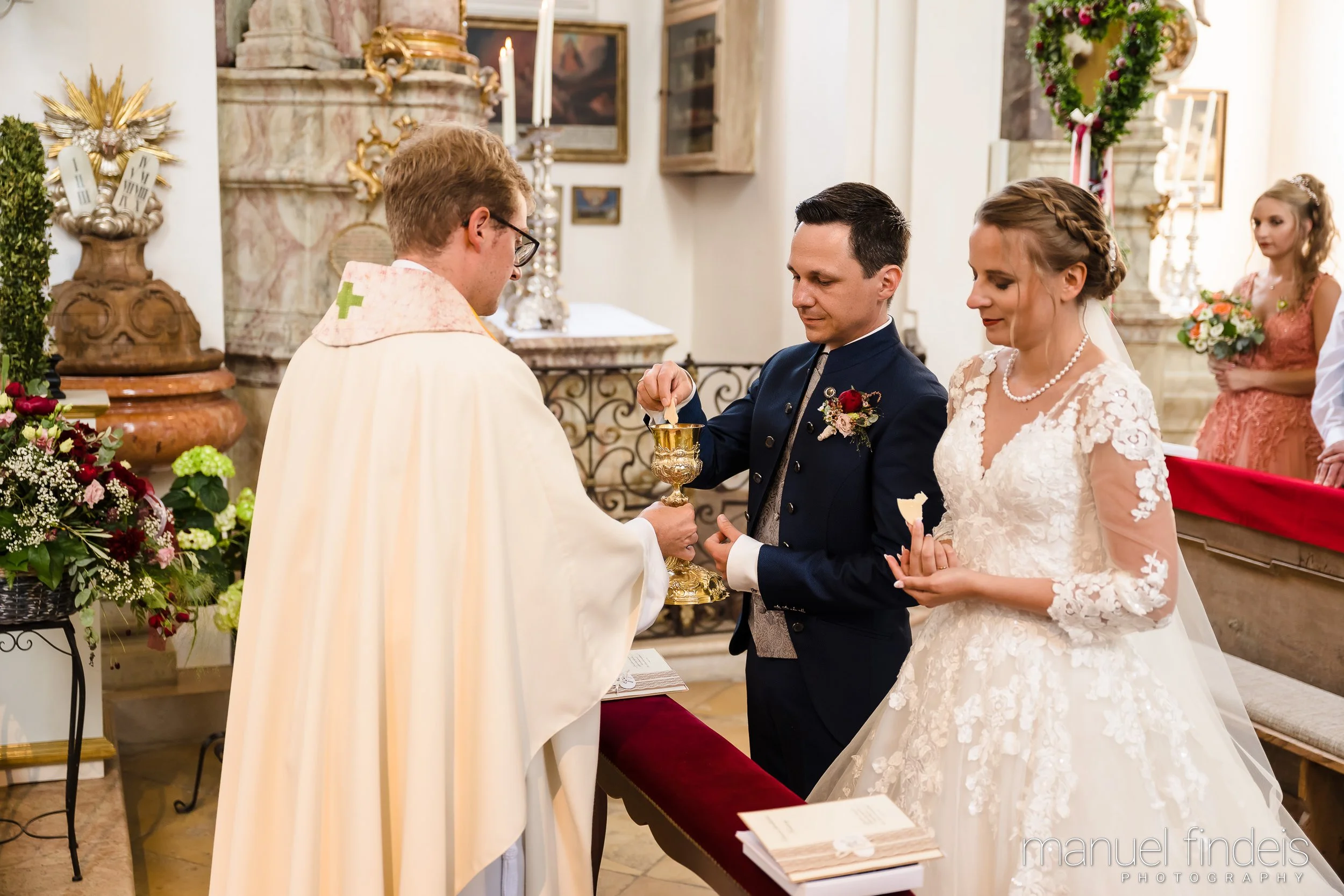 0444_Hochzeit-MuR-Kirche_www.manuelfindeis.com.jpg